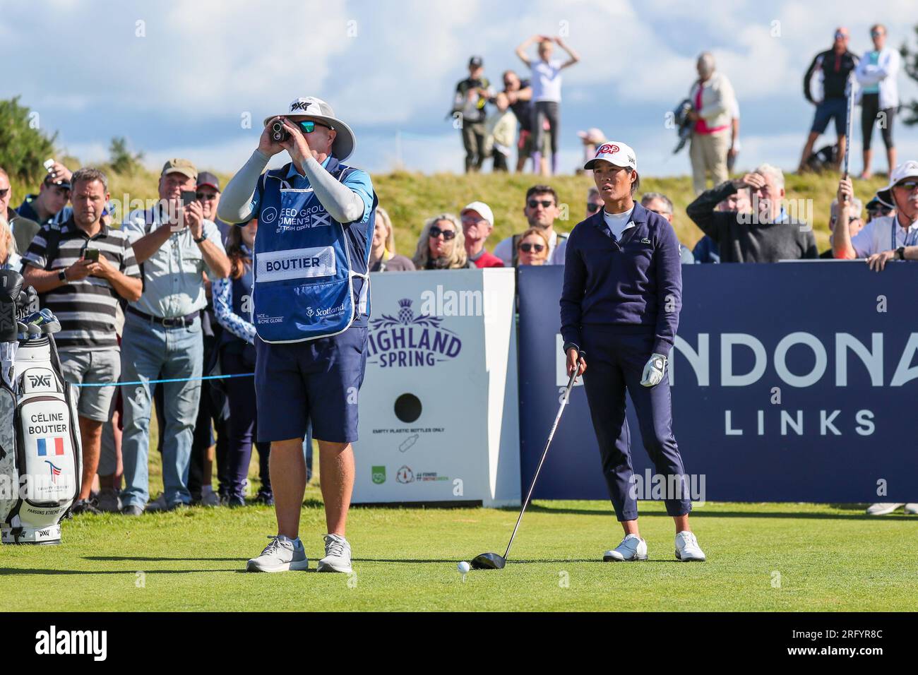 Irvine, Royaume-Uni. 06 août 2023. La quatrième et dernière manche de l'Open de golf féminin, disputée contre Dundonald Links, près d'Irvine, Ayrshire, Écosse, Royaume-Uni, a été remportée par Céline Boutier de France avec un score de 15 Under. Elle a joué le dernier tour avec Maja Stark de Suède et Patty Tavatanakit de Thaïlande. Boutier et son caddie considèrent son tir du 18e. Crédit : Findlay/Alamy Live News Banque D'Images