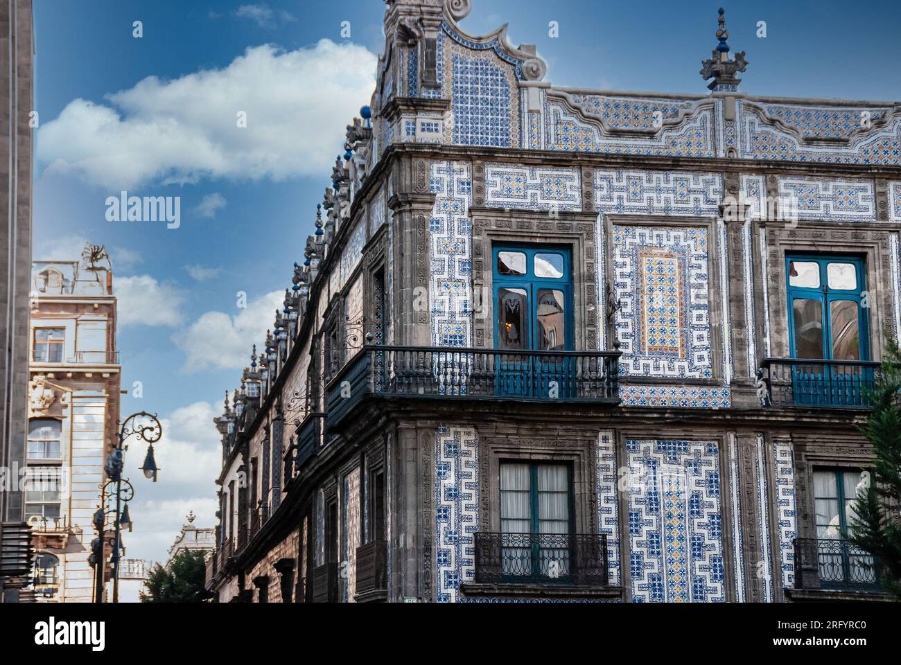 Une photo extérieure vibrante capture un coin de l'emblématique Casa de los Azulejos à Mexico. Le carrelage complexe du bâtiment contraste magnifiquement avec les murs Banque D'Images