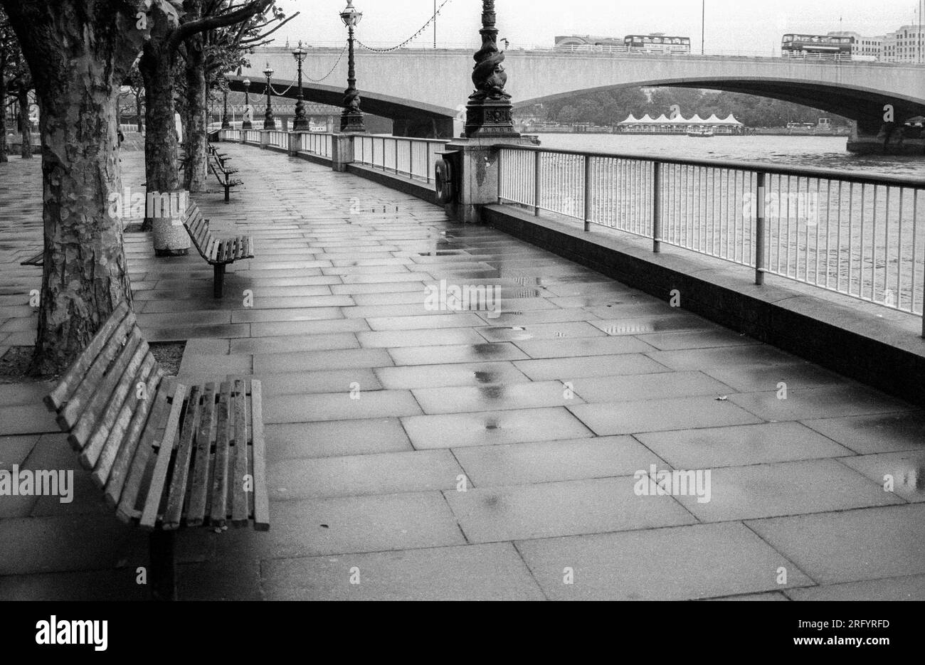 Image d'archive en noir et blanc des années 1990 de la rive sud après la pluie. Banque D'Images