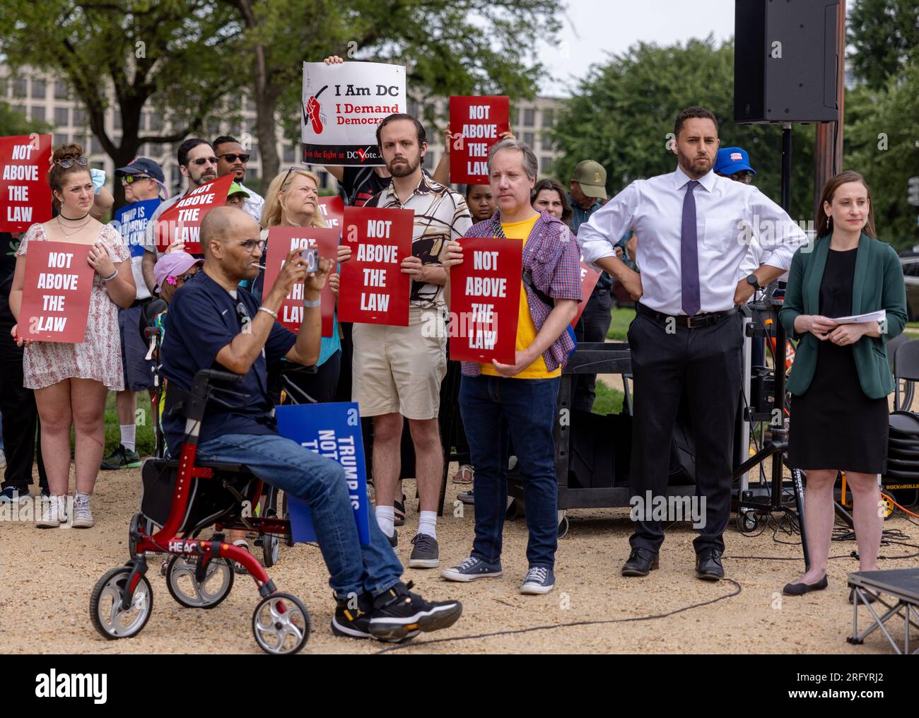 WASHINGTON, D.C. — 3 août 2023 : des manifestants soutenant la coalition Not Above the Law se réunissent avant une audience de mise en accusation de Donald Trump. Banque D'Images