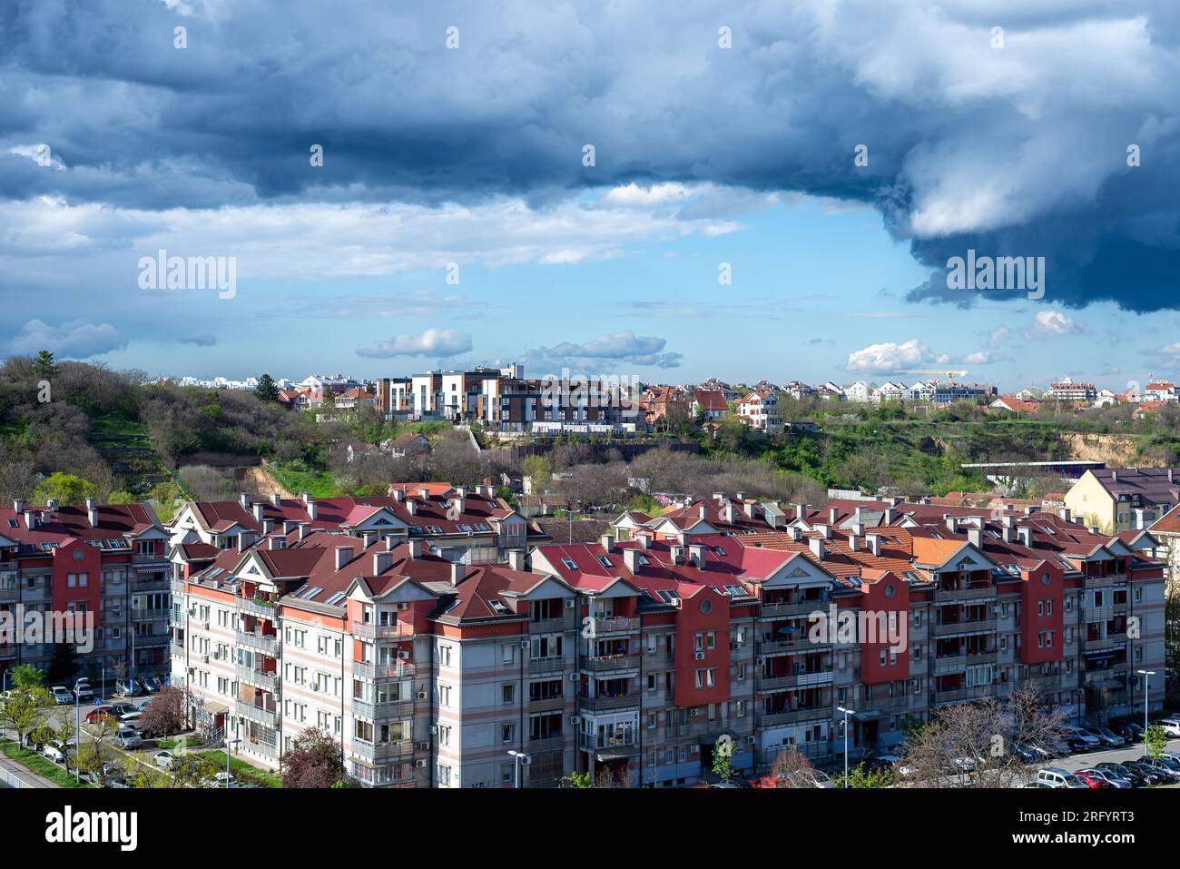 Avant la tempête supercellulaire - ciel orageux au-dessus d'un quart des bâtiments résidentiels de la ville Banque D'Images