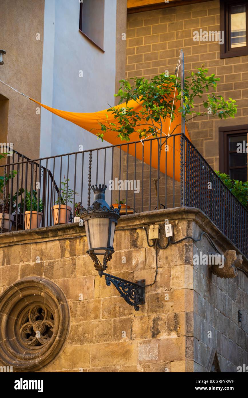 Barcelone, Espagne - Mai 26 2022 : un balcon confortable dans la vieille ville, dans le quartier gothique. Banque D'Images