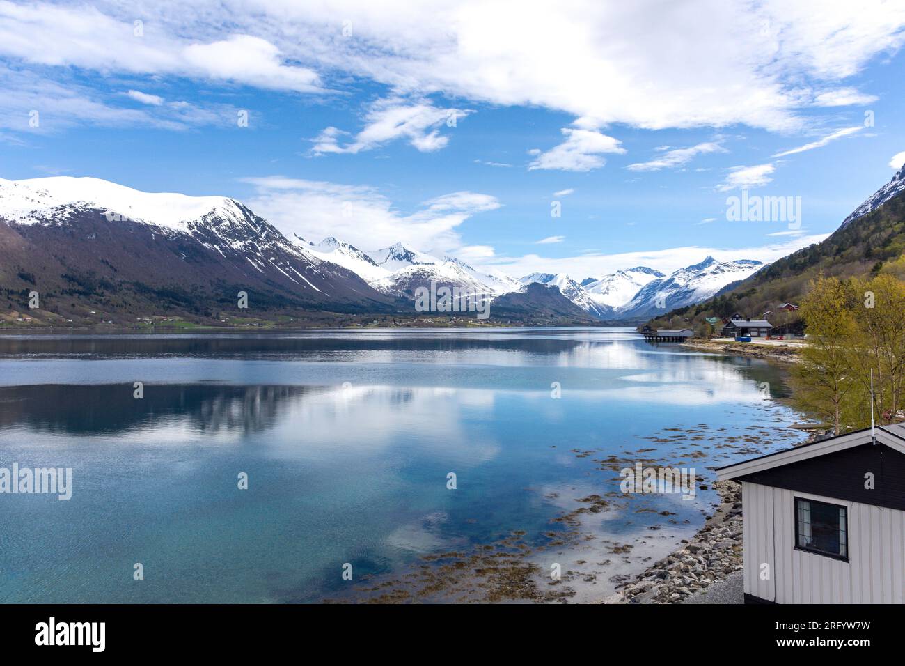 Rivage de Romsdalsfjorden, Åndalsnes, comté de Møre og Romsdal, Norvège Banque D'Images