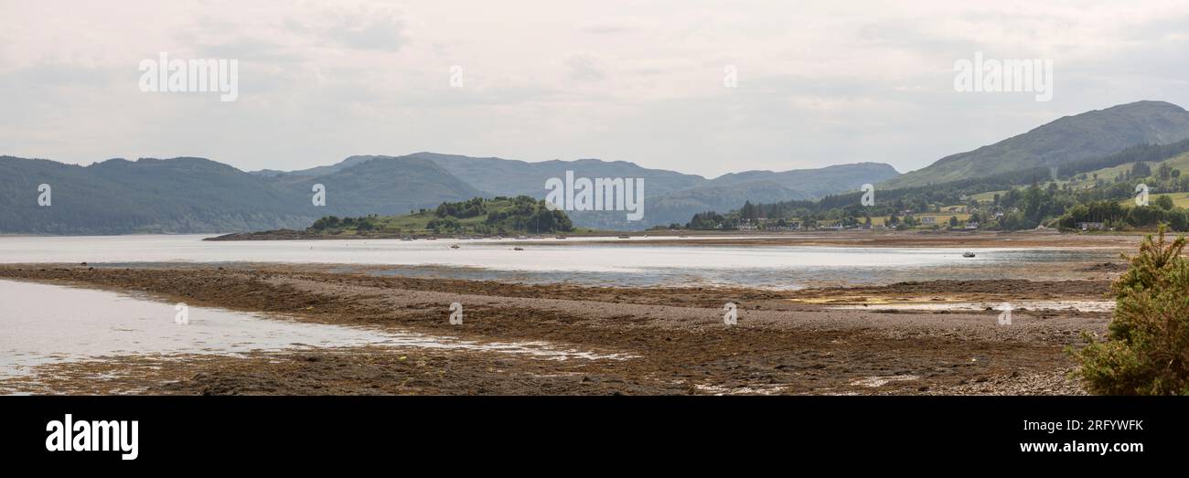 Vue sud sur le Loch Carron et la rivière Attadale depuis Lochcarron, avec des algues sur le rivage exposées par la Low Tide Banque D'Images