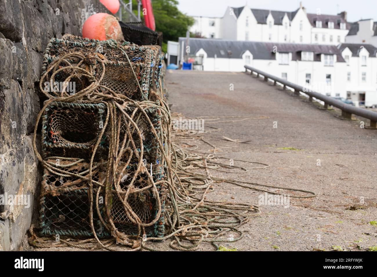 Nacelles de homard empilées au Quayside sur le Slipway à Portree Harbour sur l'île de Skye Banque D'Images