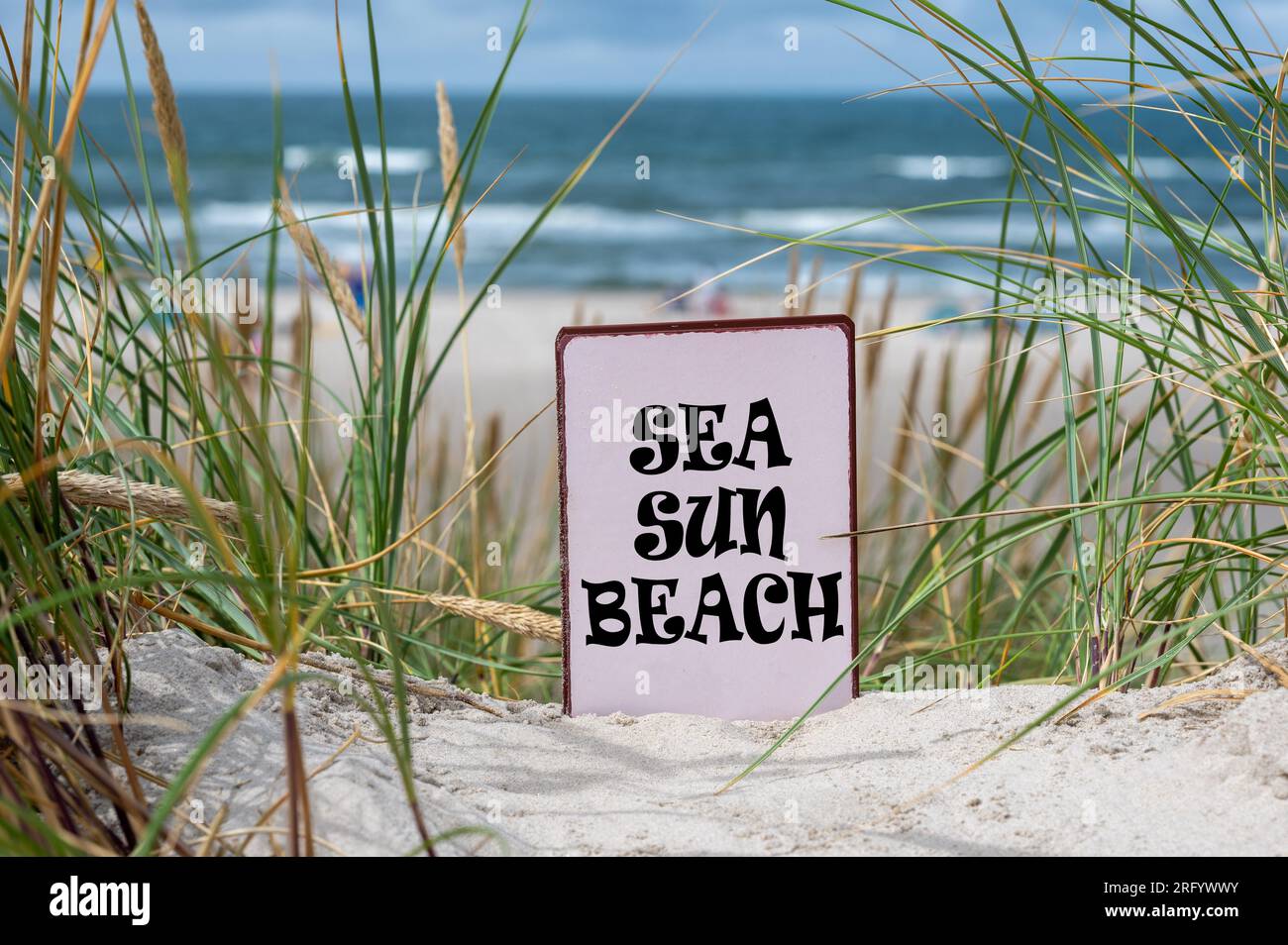 Le slogan « Sea Sun Beach » dans les dunes de sable de la plage. Banque D'Images