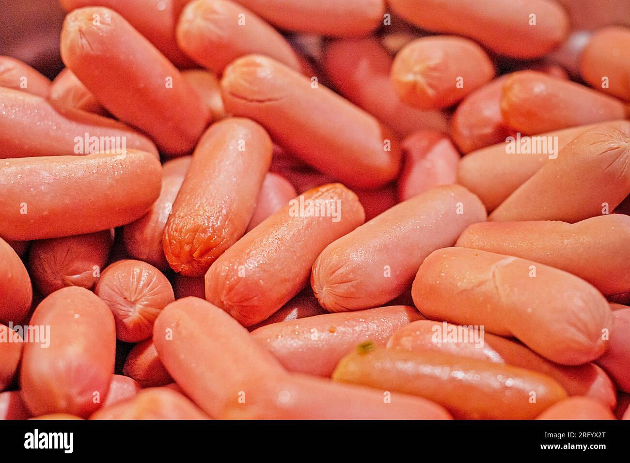 petites saucisses de soja bouillies chaudes pour enfants et adultes. Une alimentation saine, Banque D'Images