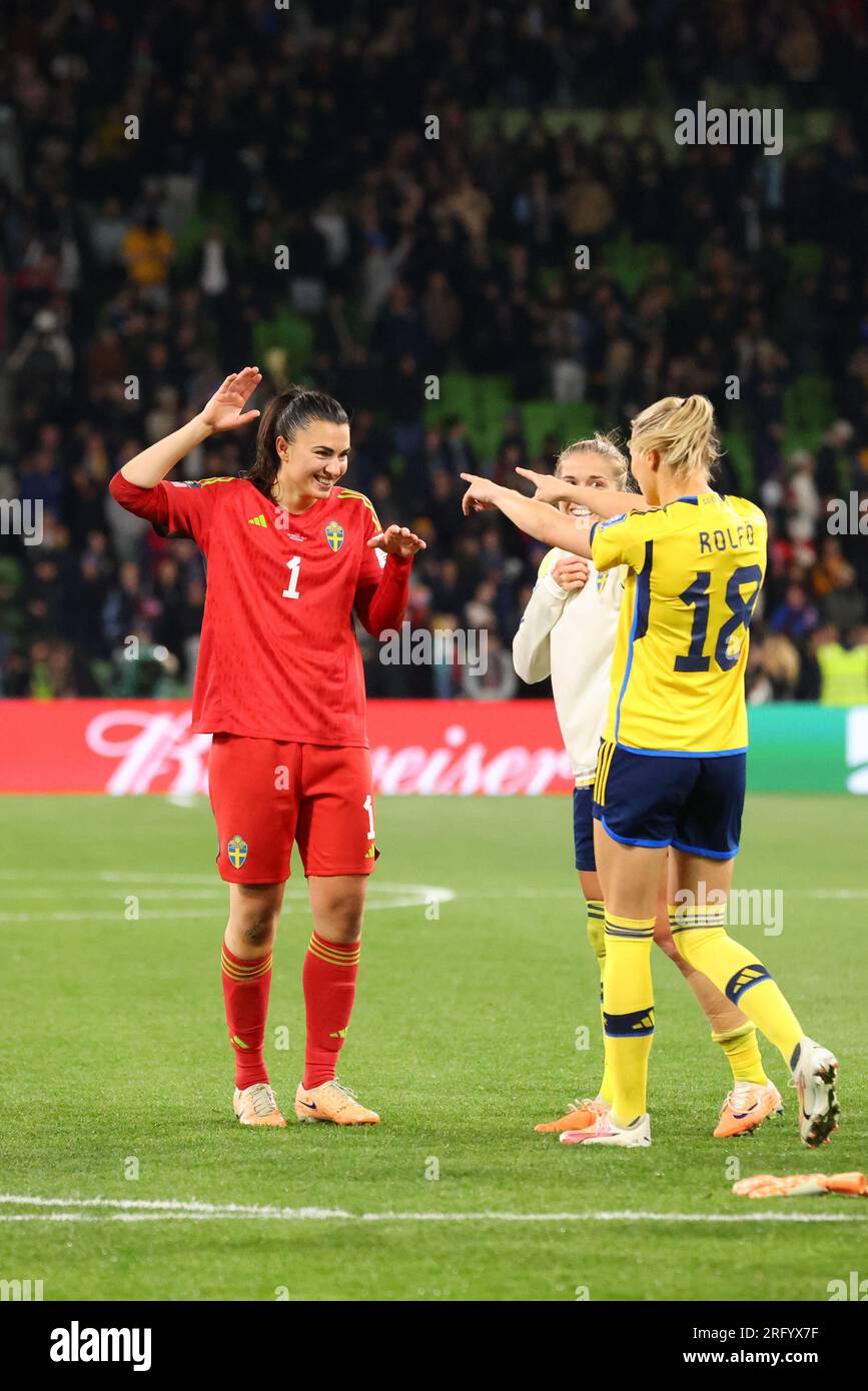 Melbourne, Australie. 06 août 2023. La suédoise Zecira Musovic (G) célèbre avec la suédoise Fridolina Rolfö (D) après avoir remporté le match sur les pénalités lors du match de la coupe du monde féminine de la FIFA, Australie et Nouvelle-Zélande 2023 Round of 16 entre la Suède et les États-Unis au Melbourne Rectangular Stadium le 06 août 2023 à Melbourne, Victoria. La Suède a gagné le match sur penalty 5-4. (Photo George Hitchens/SOPA Images/Sipa USA) crédit : SIPA USA/Alamy Live News Banque D'Images