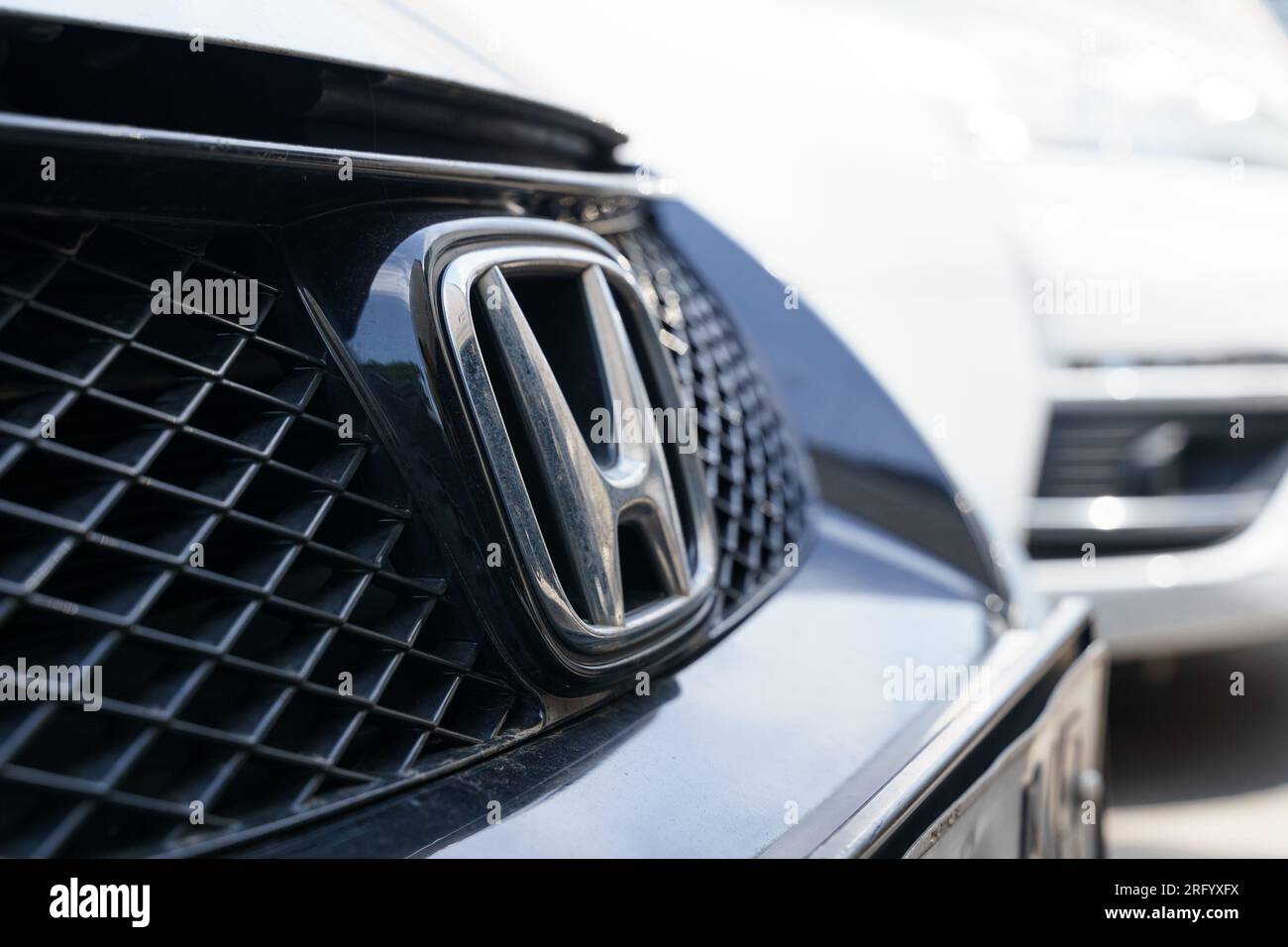 Barcelone, Espagne, 8 mai 2023 : gros plan du logo Honda sur une calandre de voiture. Vue latérale. Banque D'Images Barcelone, Espagne, 8 mai 2023 : gros plan du logo Honda sur une calandre de voiture. Vue latérale. Banque D'Images