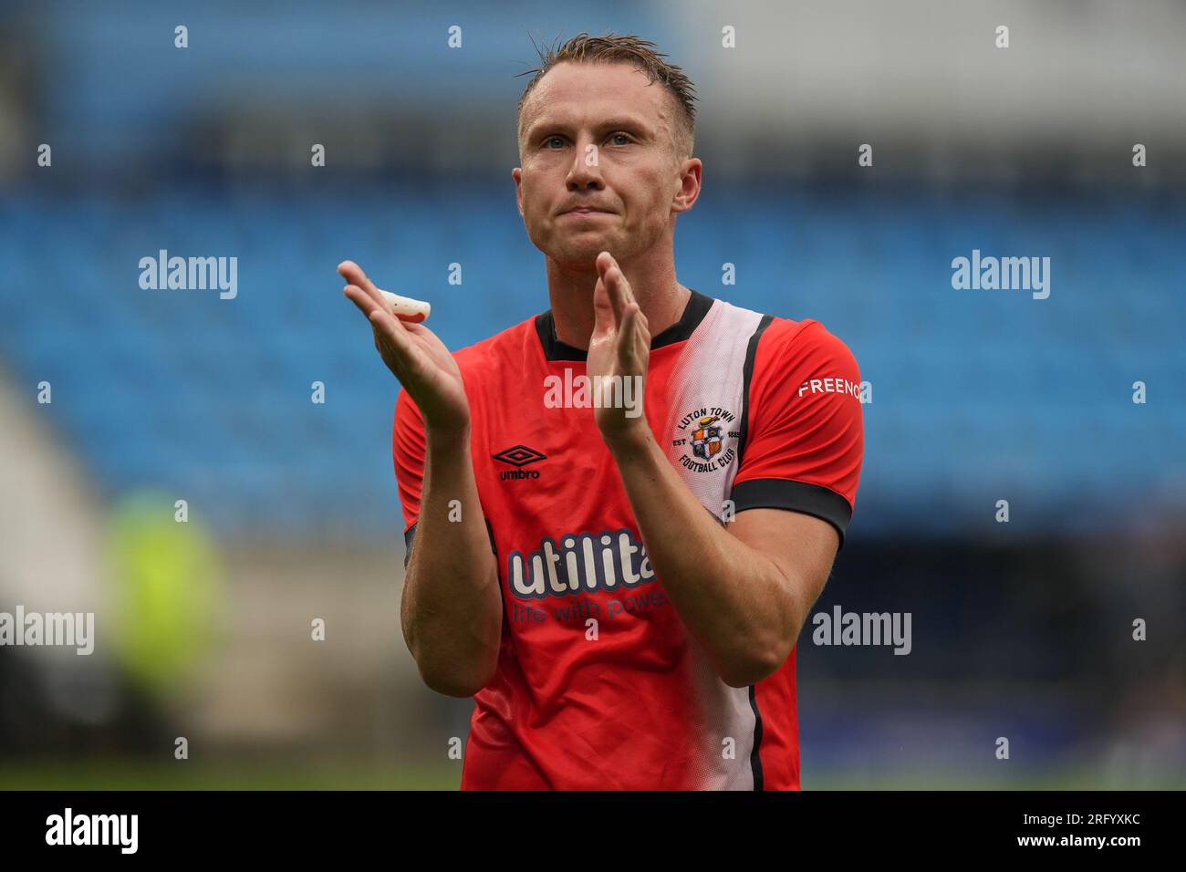 Bochum, Allemagne. 05 août 2023. Cauley Woodrow (10 ans) de Luton Town rend hommage aux supporters itinérants après le match amical de pré-saison 2023/24 entre le VfL Bochum 1848 et Luton Town au Vonovia Ruhrstadion, Bochum, Allemagne le 5 août 2023. Photo de David Horn. Crédit : Prime Media Images/Alamy Live News Banque D'Images