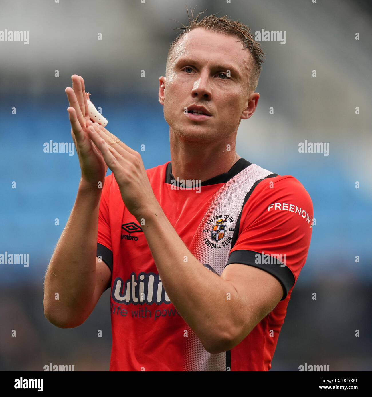 Bochum, Allemagne. 05 août 2023. Cauley Woodrow (10 ans) de Luton Town rend hommage aux supporters itinérants après le match amical de pré-saison 2023/24 entre le VfL Bochum 1848 et Luton Town au Vonovia Ruhrstadion, Bochum, Allemagne le 5 août 2023. Photo de David Horn. Crédit : Prime Media Images/Alamy Live News Banque D'Images