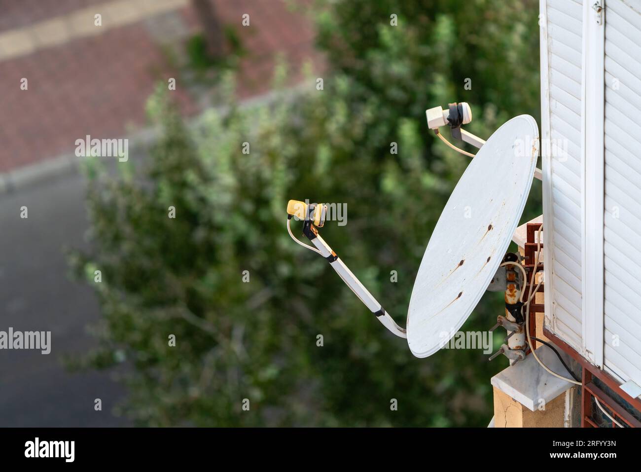 Antenne satellite maison utilisée pour les émissions de télévision en Turquie. Banque D'Images