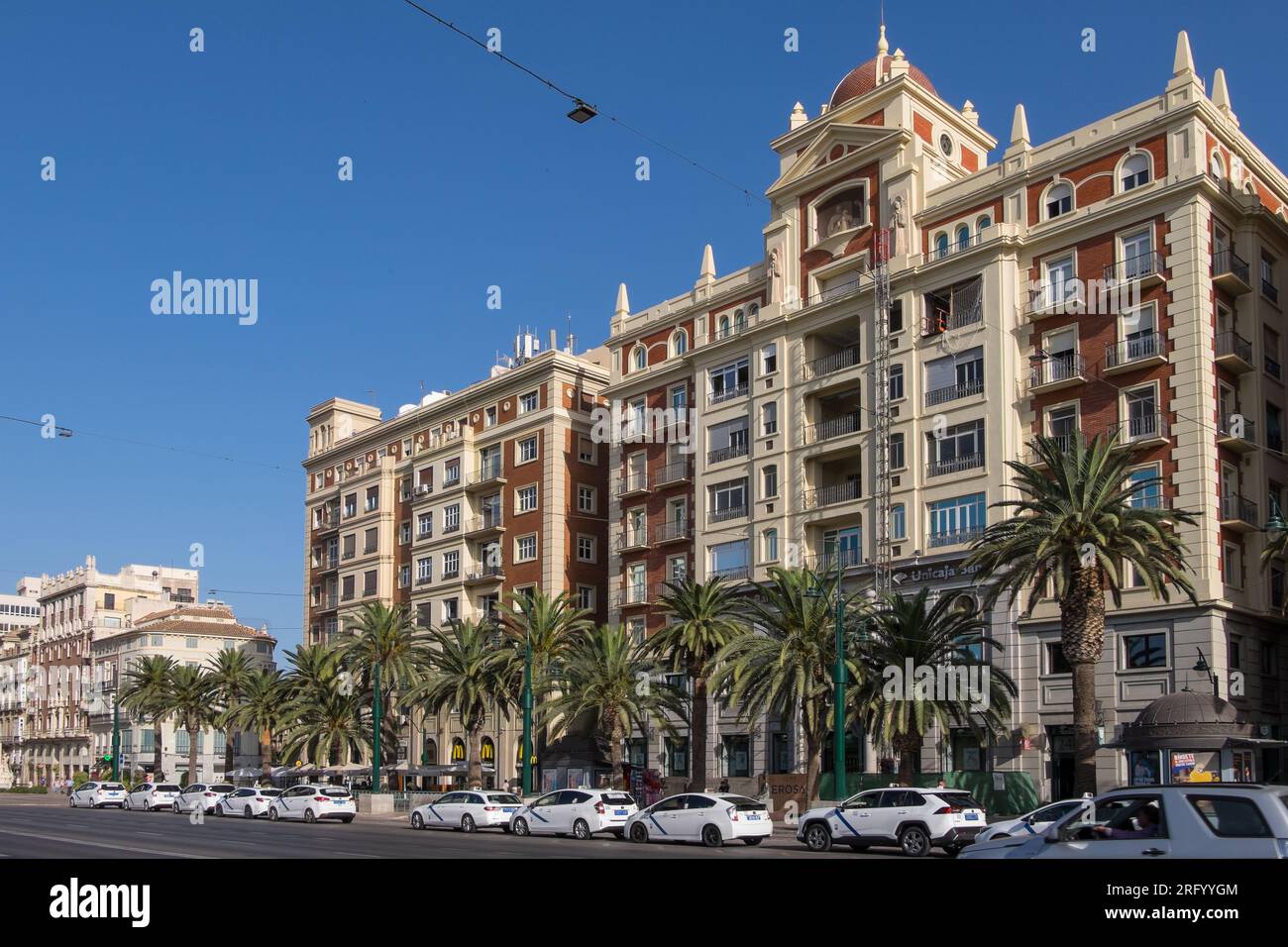 Anciens bâtiments résidentiels et station de taxi sur le Paseo de la Alameda dans le centre urbain de Malaga en Andalousie, Espagne Banque D'Images