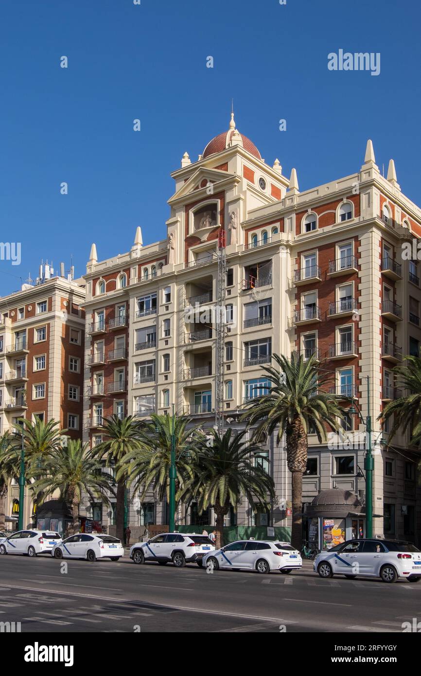 Bâtiments et station de taxis sur le Paseo de la Alameda dans le centre urbain de Malaga en Andalousie, Espagne Banque D'Images