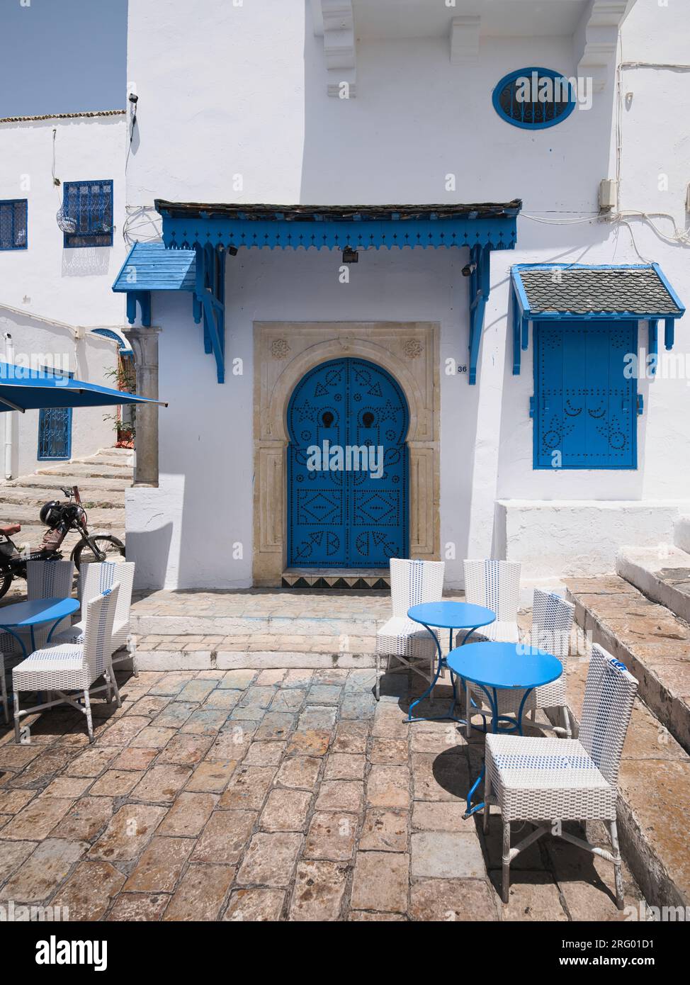 Belle architecture bleue et blanche dans la ville de Sidi Bou Said en Tunisie, Afrique Banque D'Images