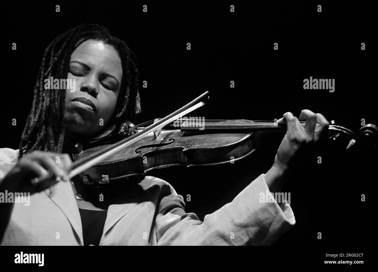 RAGINA CARTER joue du VIOLON avec KENNY BARRON au PIANO au FESTIVAL DE JAZZ DE MONTEREY en 2001 Banque D'Images