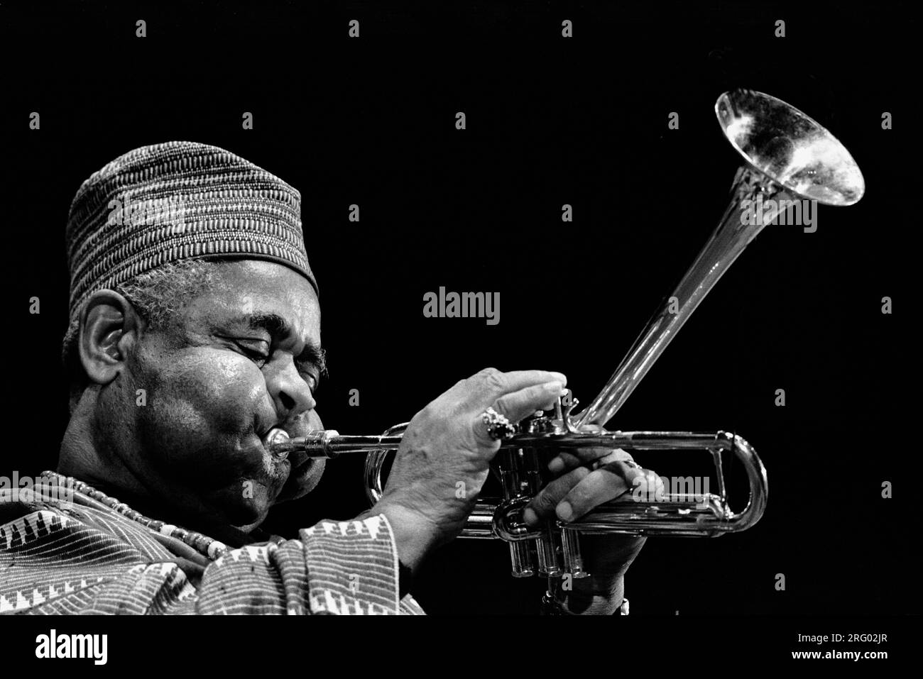 DIZZY GELLESPIE joue de la trompette au MONTEREY JAZZ FESTIVAL - MONTEREY, CALIFORNIE Banque D'Images