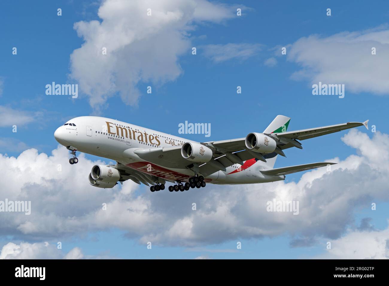 L'Airbus A380 d'Emirates atterrit à l'aéroport de Londres Heathrow. Londres - 6 août 2023 Banque D'Images