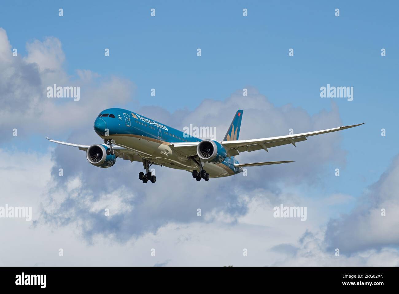 Avion de Vietnam Airlines atterrissant à l'aéroport de Londres Heathrow. Londres - 6 août 2023 Banque D'Images