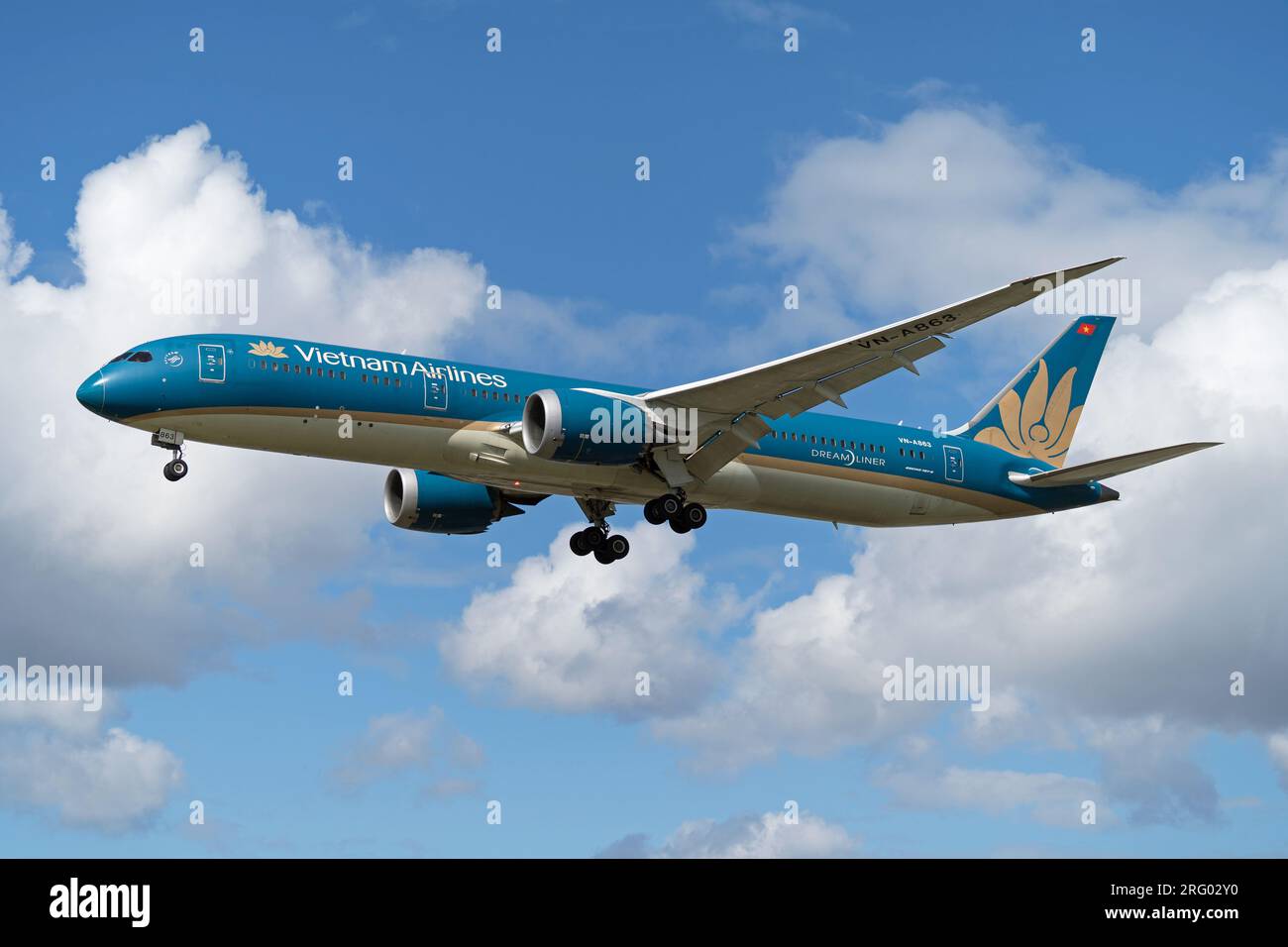 Avion de Vietnam Airlines atterrissant à l'aéroport de Londres Heathrow. Londres - 6 août 2023 Banque D'Images