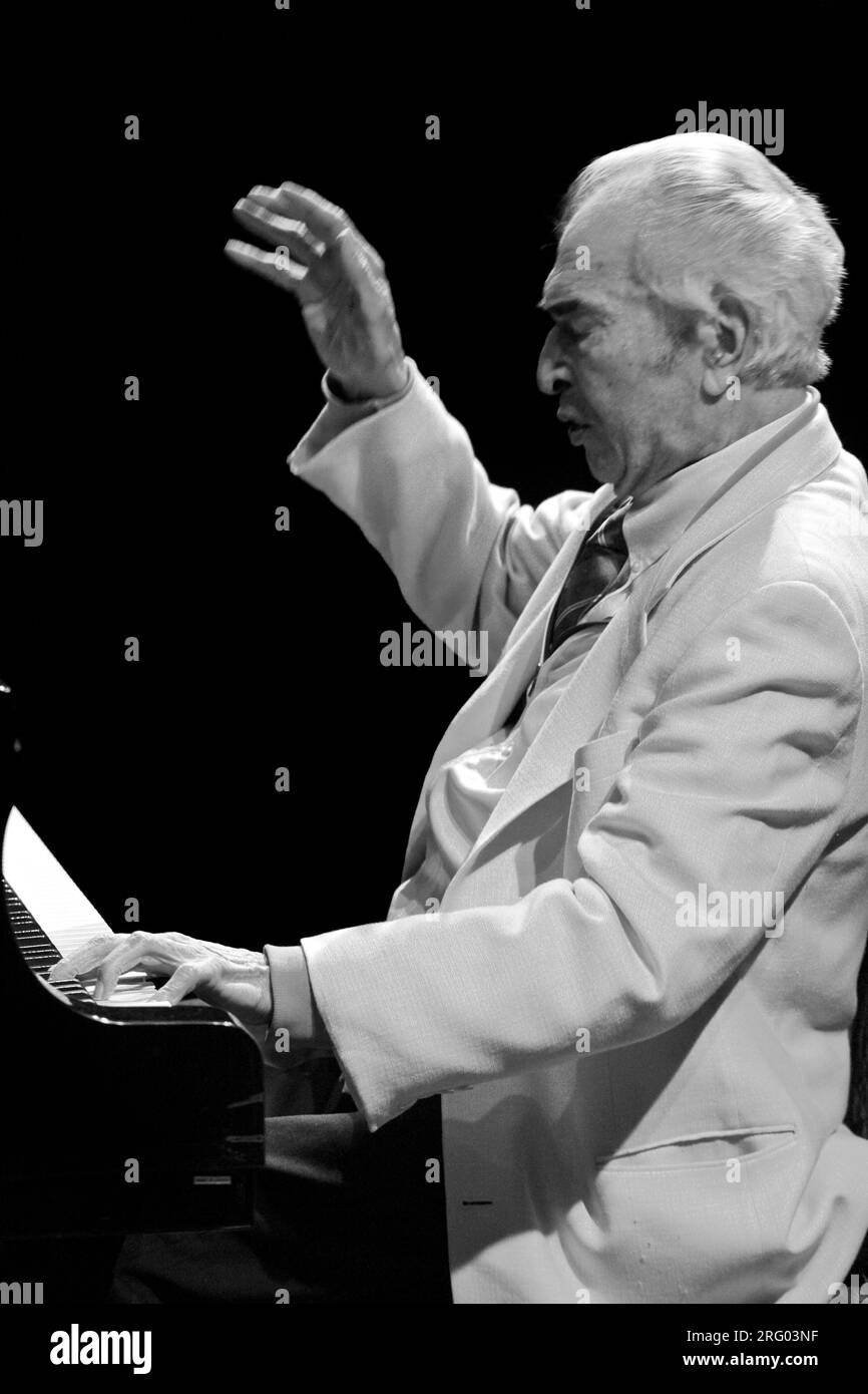 Le DAVE BRUBECK QUARTET se produit au 50e anniversaire du MONTEREY JAZZ FESTIVAL - MONTEREY, CALIFORNIE Banque D'Images