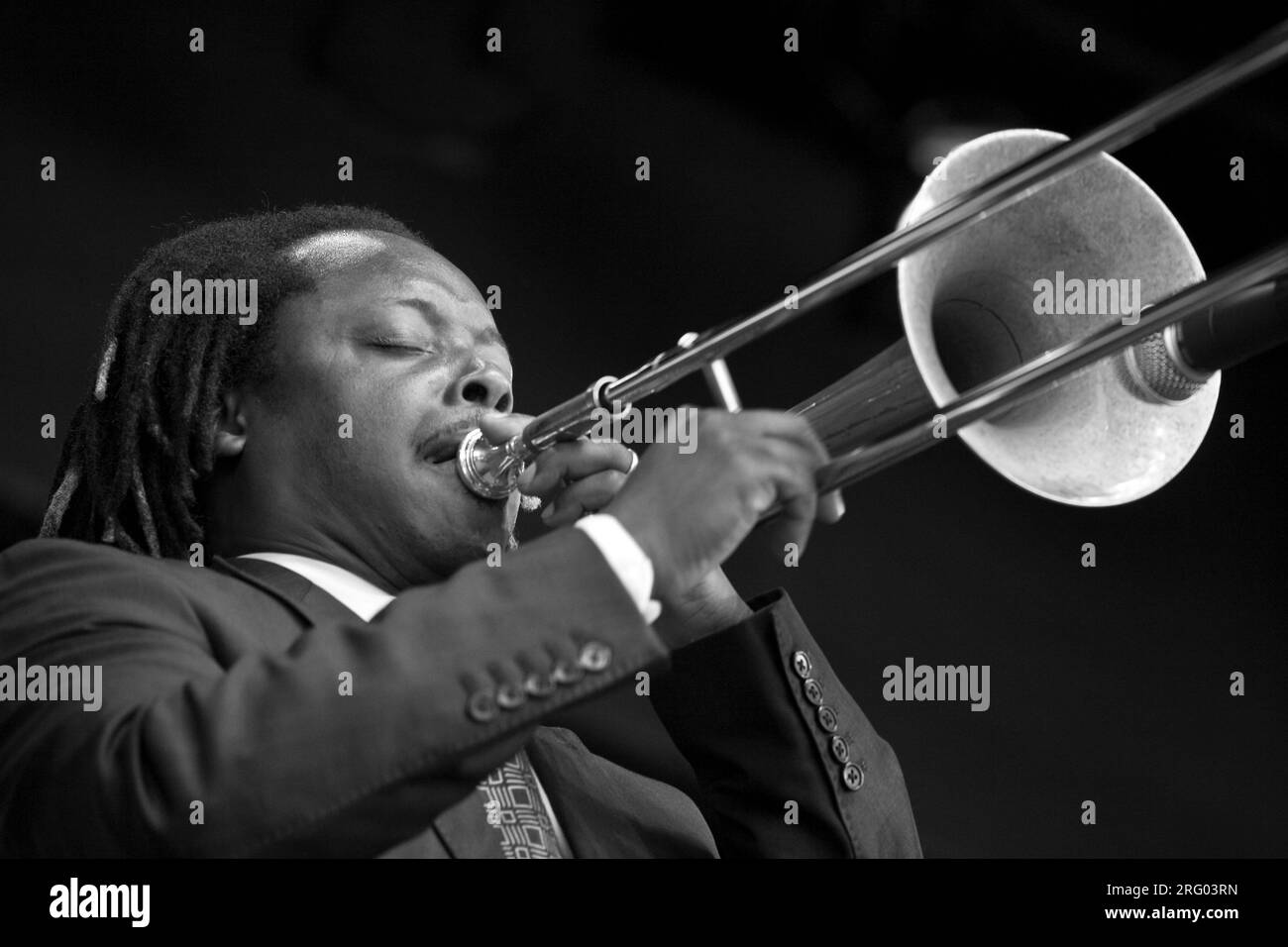 DENNIS ROLLINS joue du trombone pour MACEO PARKER au 51e MONTEREY JAZZ  FESTIVAL - MONTEREY, CALIFORNIE Photo Stock - Alamy