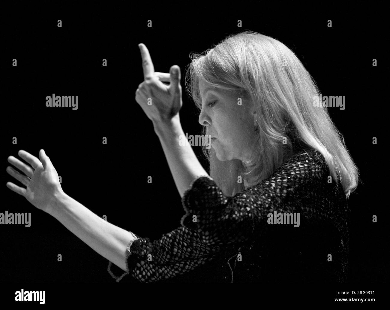 MARIA SCHNEIDER dirige Willow Lake, une commande de la MJF avec son orchestre au 51st MONTEREY JAZZ FESTIVAL - MONTEREY, CALIFORNIE Banque D'Images