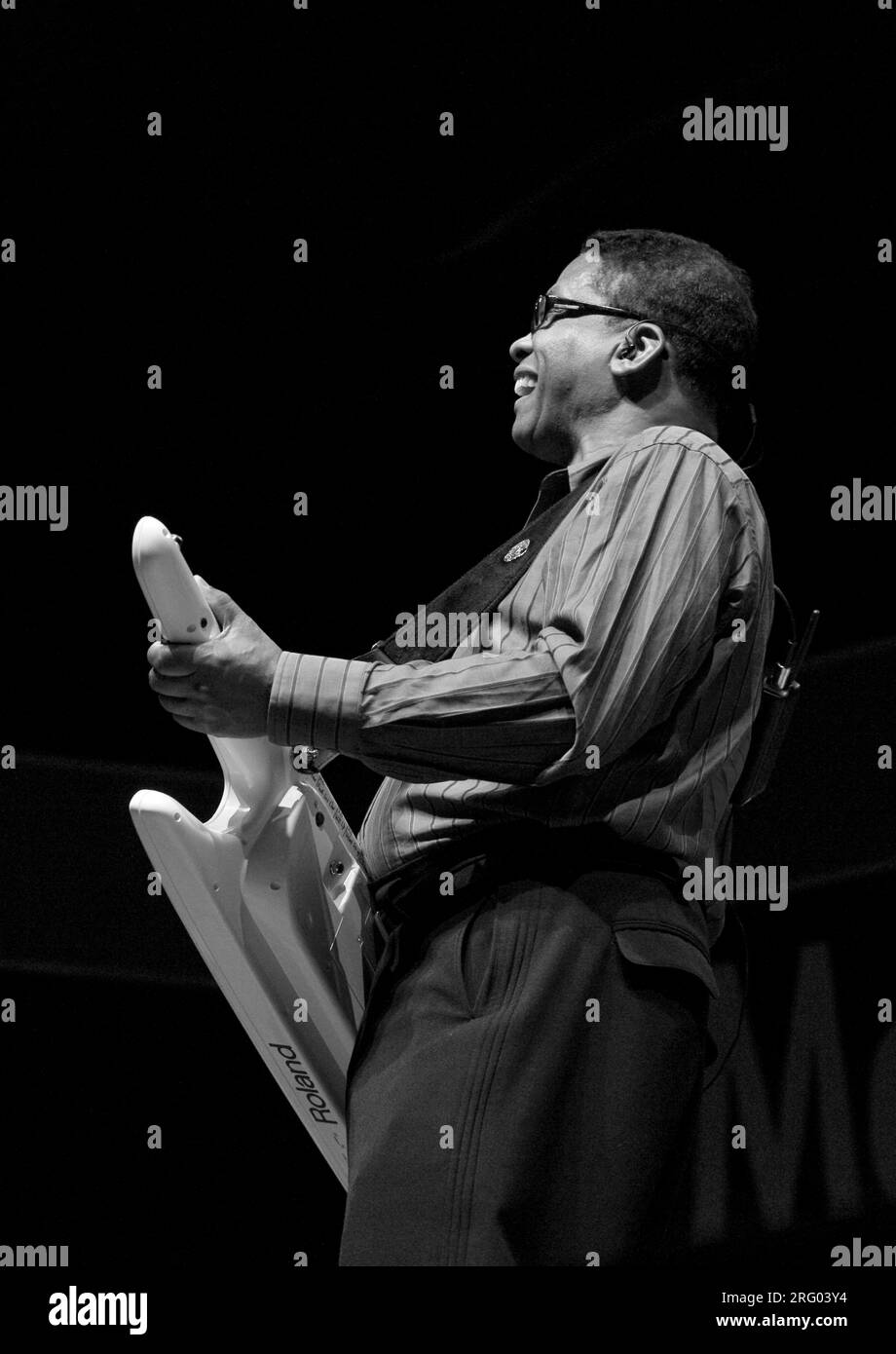 HERBIE HANCOCK joue un piano électrique roland au 51st MONTEREY JAZZ FESTIVAL - MONTEREY, CALIFORNIE Banque D'Images