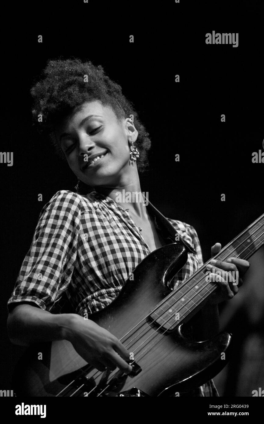 ESPERANZA SPALDING en prestation au festival de jazz de Monterey 2009 - Californie Banque D'Images
