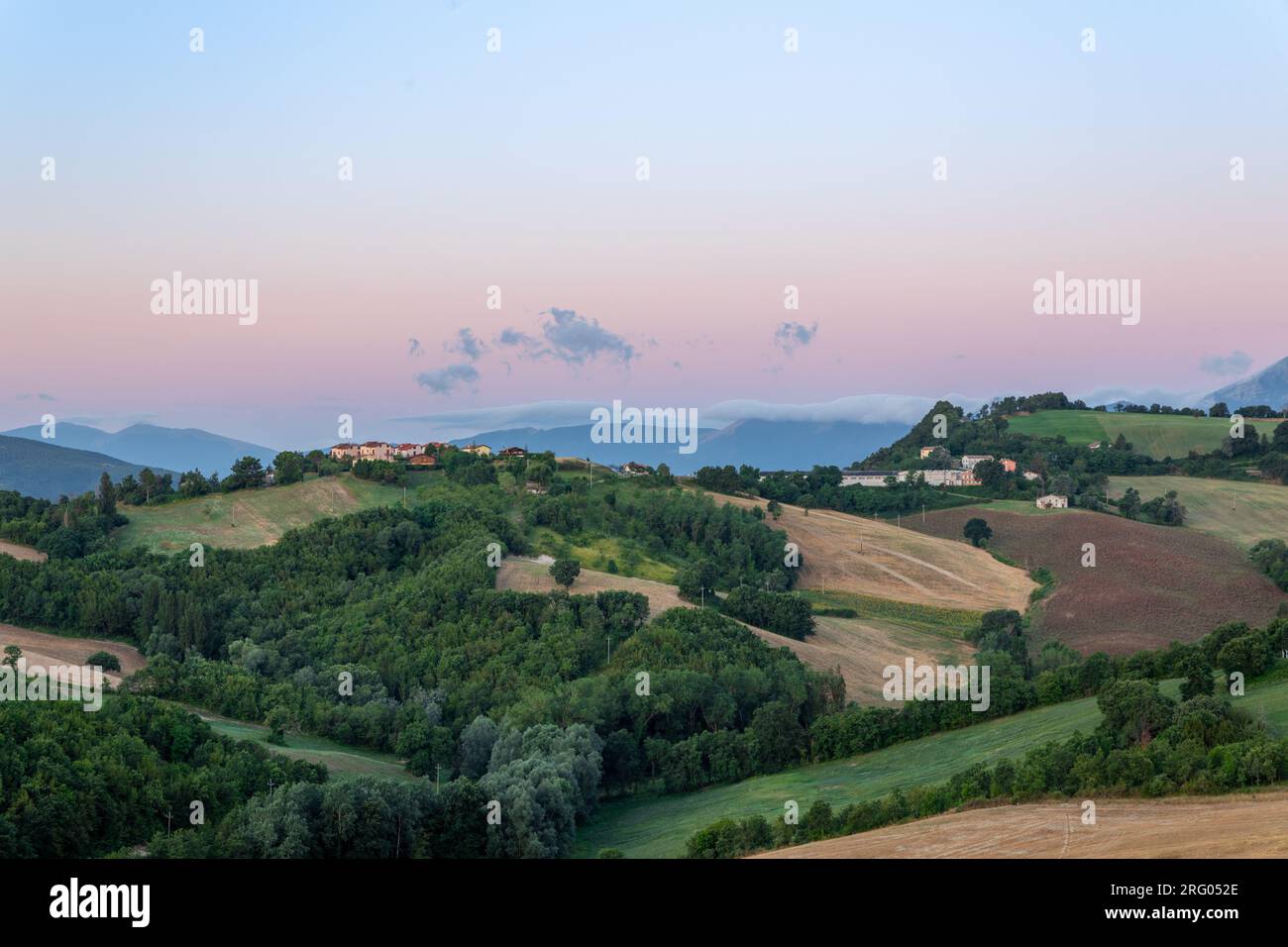 Lever de soleil sur les collines du village de Civitalba et Arcevia dans la province d'Ancône dans la région des Marches en Italie. Banque D'Images