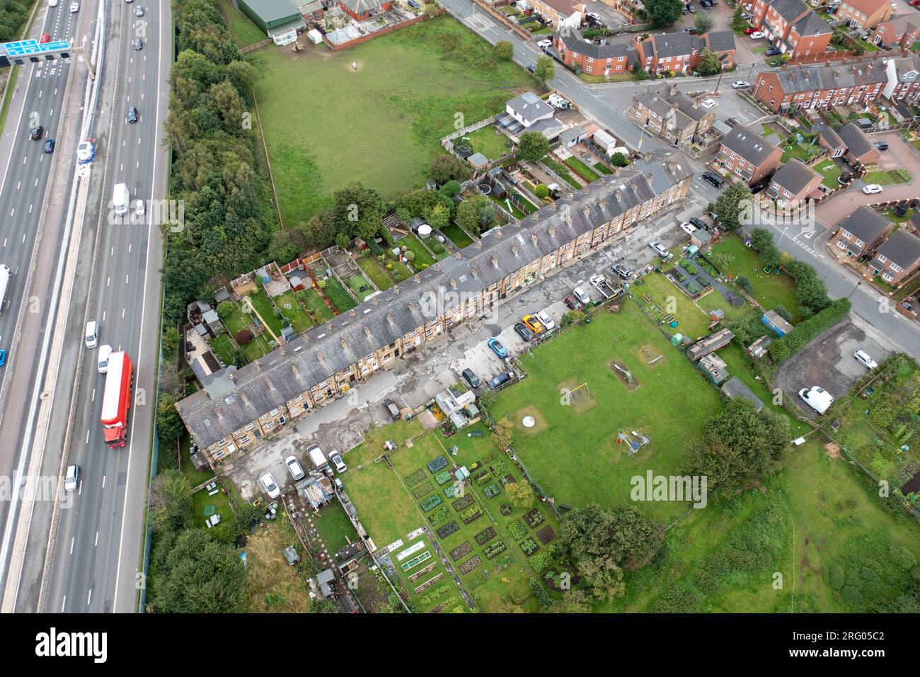 Photo aérienne du village d'East Ardsley dans le district métropolitain de la ville de Leeds, dans le West Yorkshire, Angleterre montrant un logement britannique typique es Banque D'Images