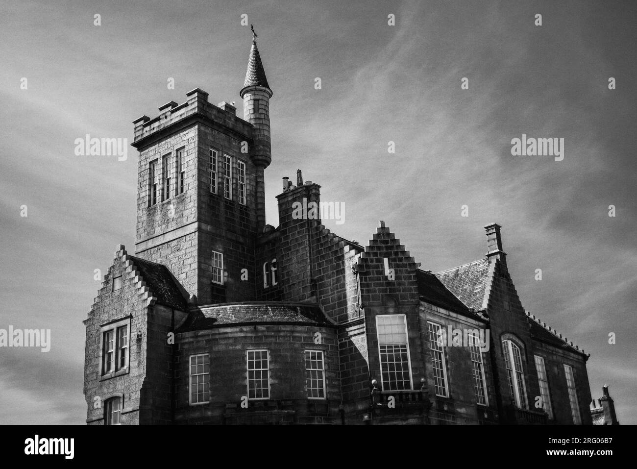 Le Dalrymple Hall à Fraserburgh, dans le nord-est de l'Écosse, par une journée ensoleillée. Le bâtiment semblable à un château, en granit gris, est représenté en noir et blanc Banque D'Images