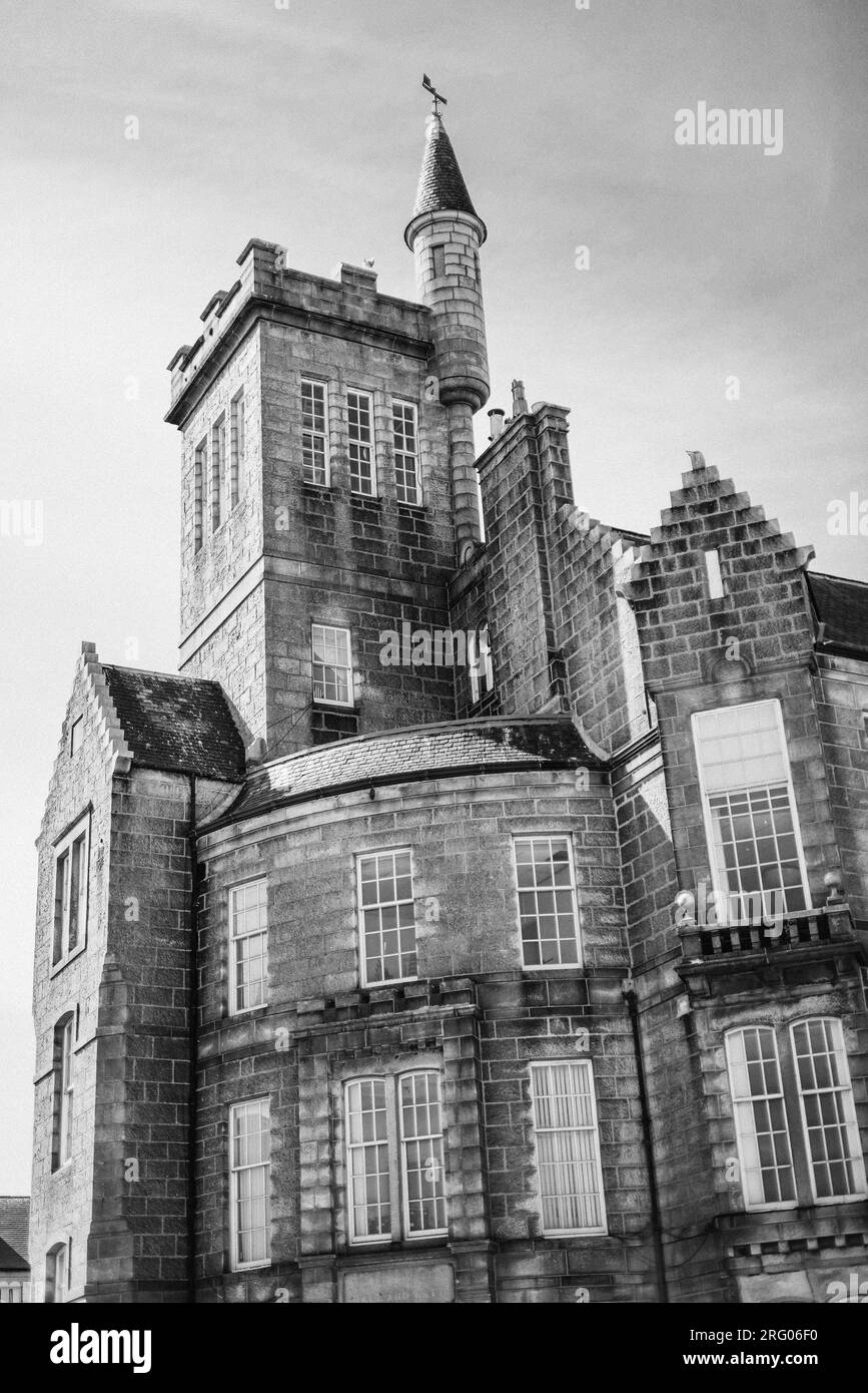 Le Dalrymple Hall à Fraserburgh, dans le nord-est de l'Écosse, par une journée ensoleillée. Le bâtiment semblable à un château, en granit gris, est représenté en noir et blanc Banque D'Images
