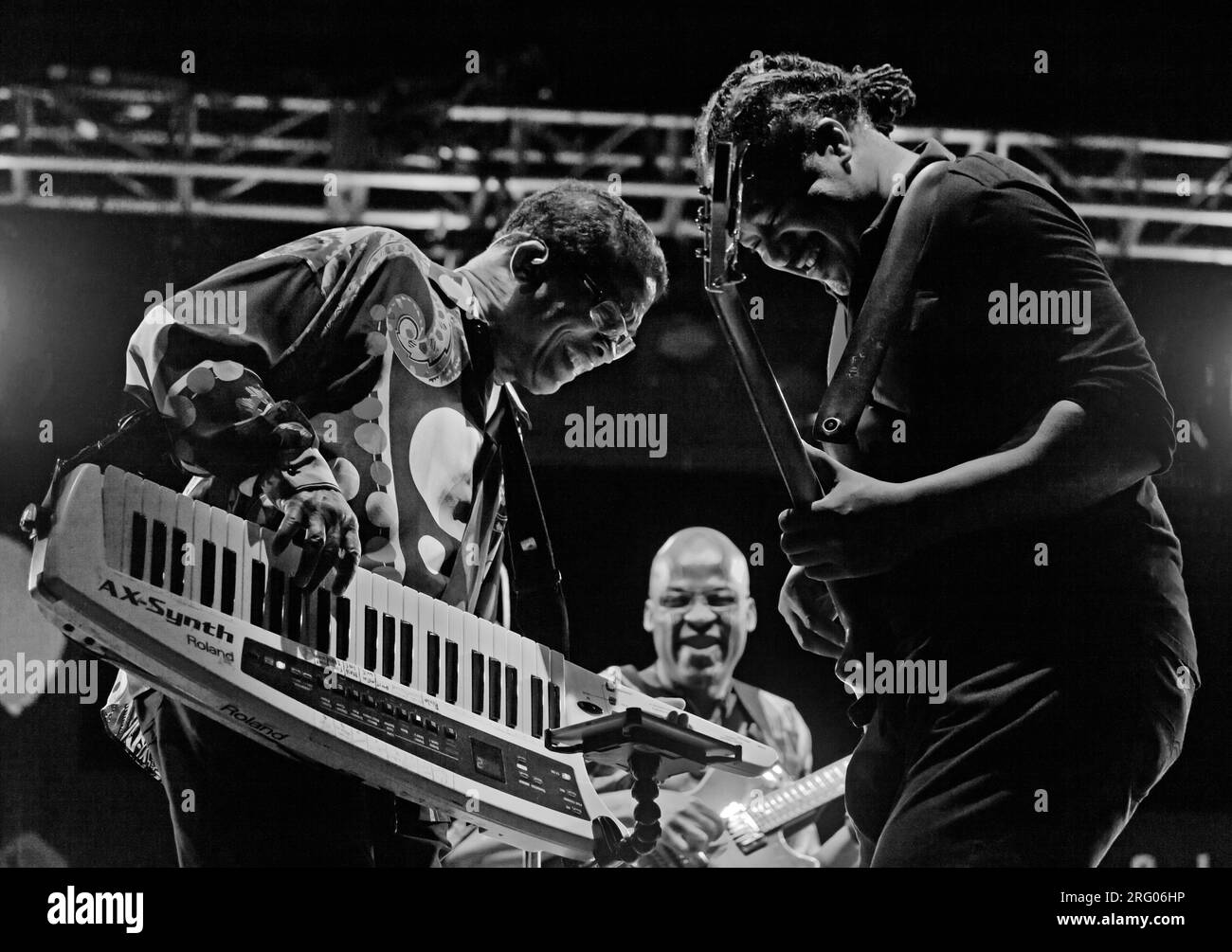 Genre JAMES joue de la guitare pour Herbie Hancock sur la scène principale du festival de jazz de Monterey Banque D'Images