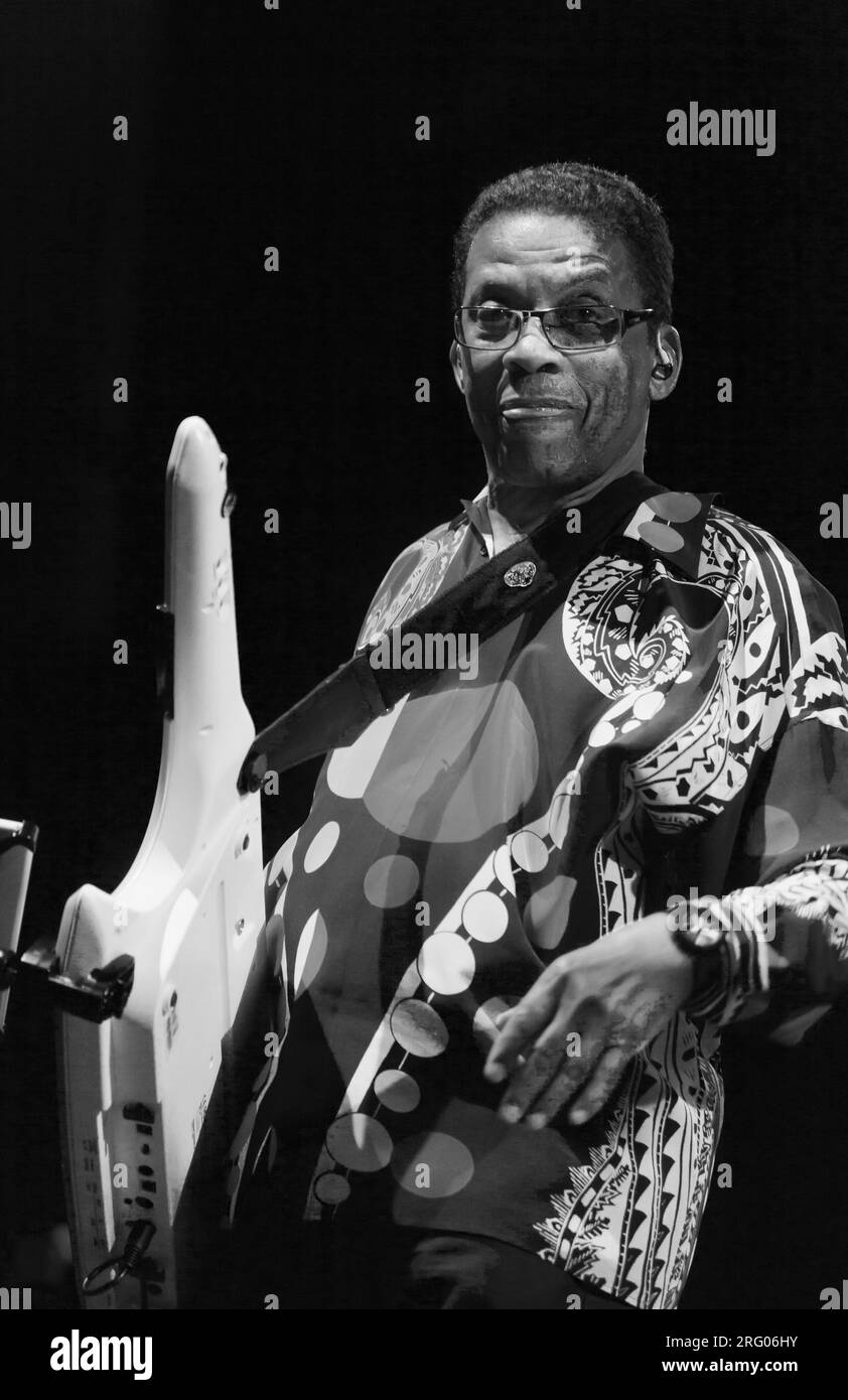 HERBIE HANCOCK préformes sur la scène principale au festival de jazz de Monterey Banque D'Images