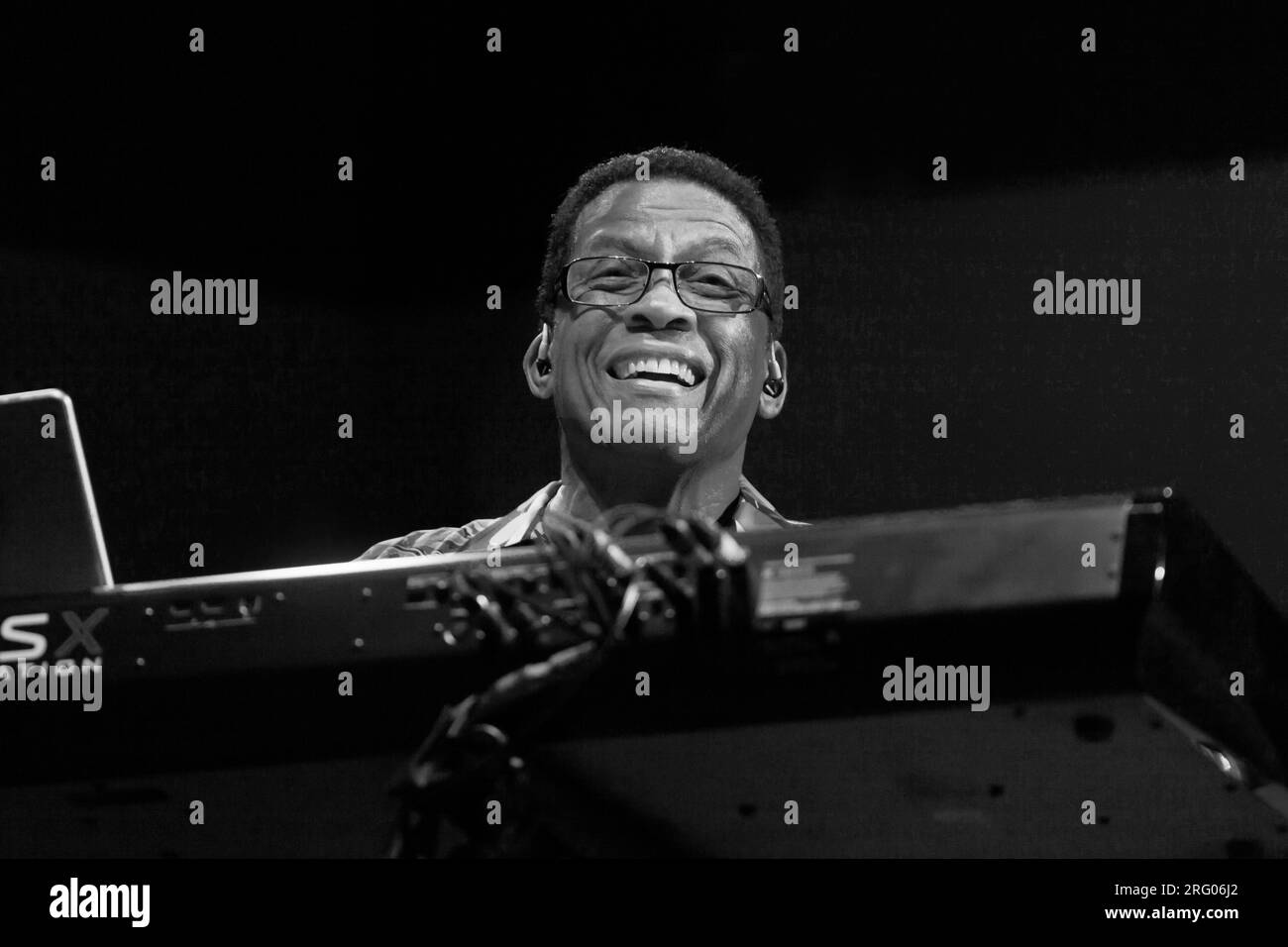 HERBIE HANCOCK préformes sur la scène principale au festival de jazz de Monterey Banque D'Images