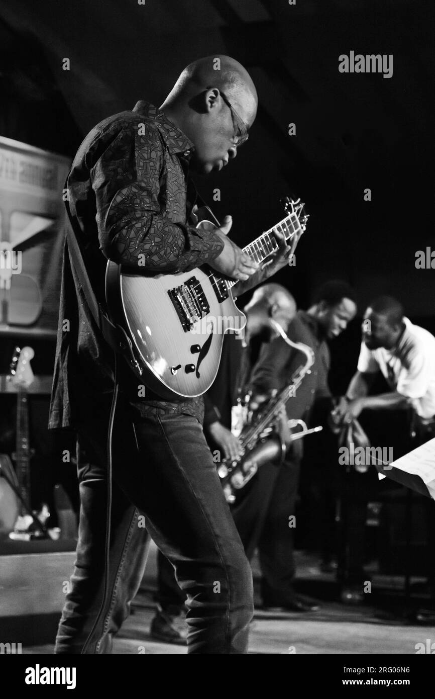 LIONEL LOUEKE préformes avec un hommage band pour Blue Note Records 75E ANNIVERSAIRE au FESTIVAL DE JAZZ DE MONTEREY 2014 Banque D'Images LIONEL LOUEKE préformes avec un hommage band pour Blue Note Records 75E ANNIVERSAIRE au FESTIVAL DE JAZZ DE MONTEREY 2014 Banque D'Images