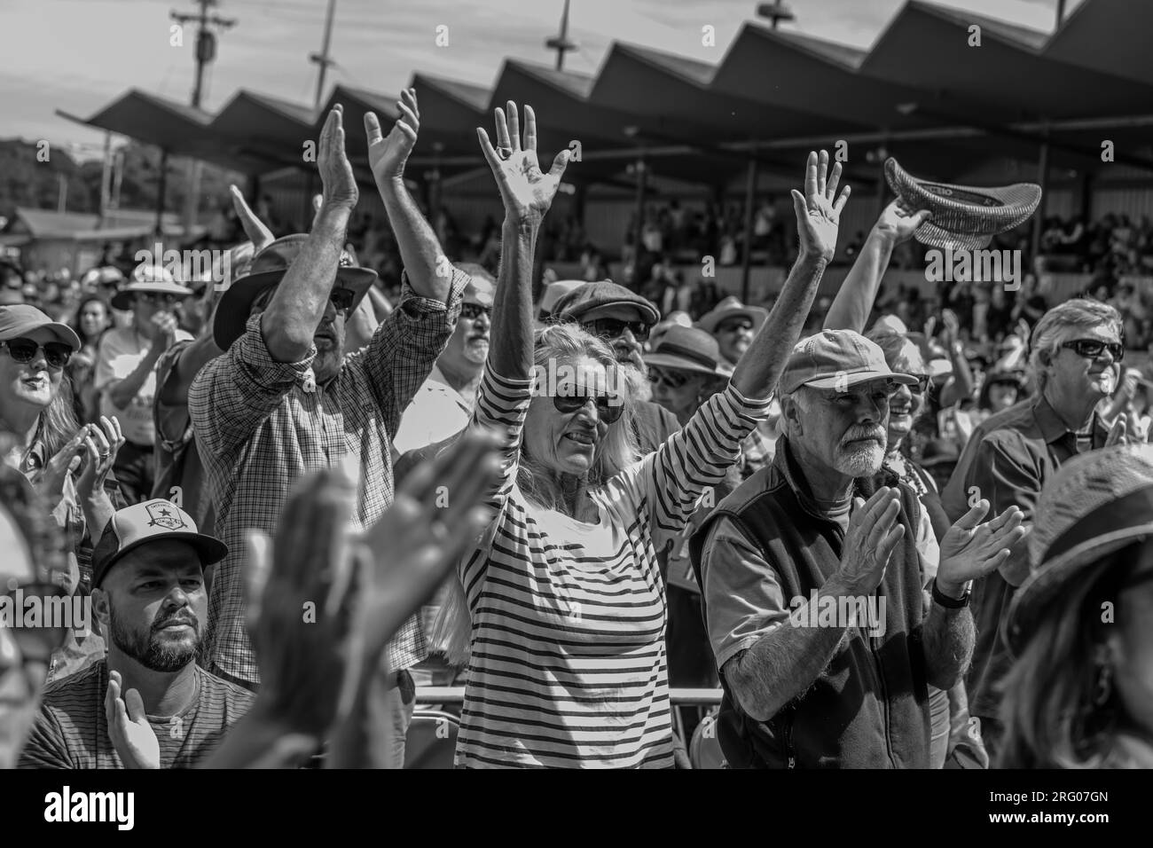 La foule applaudit le groupe colombien MONSIEUR PERINE - MONTEREY JAZZ FESTIVAL, CALIFORNIE Banque D'Images