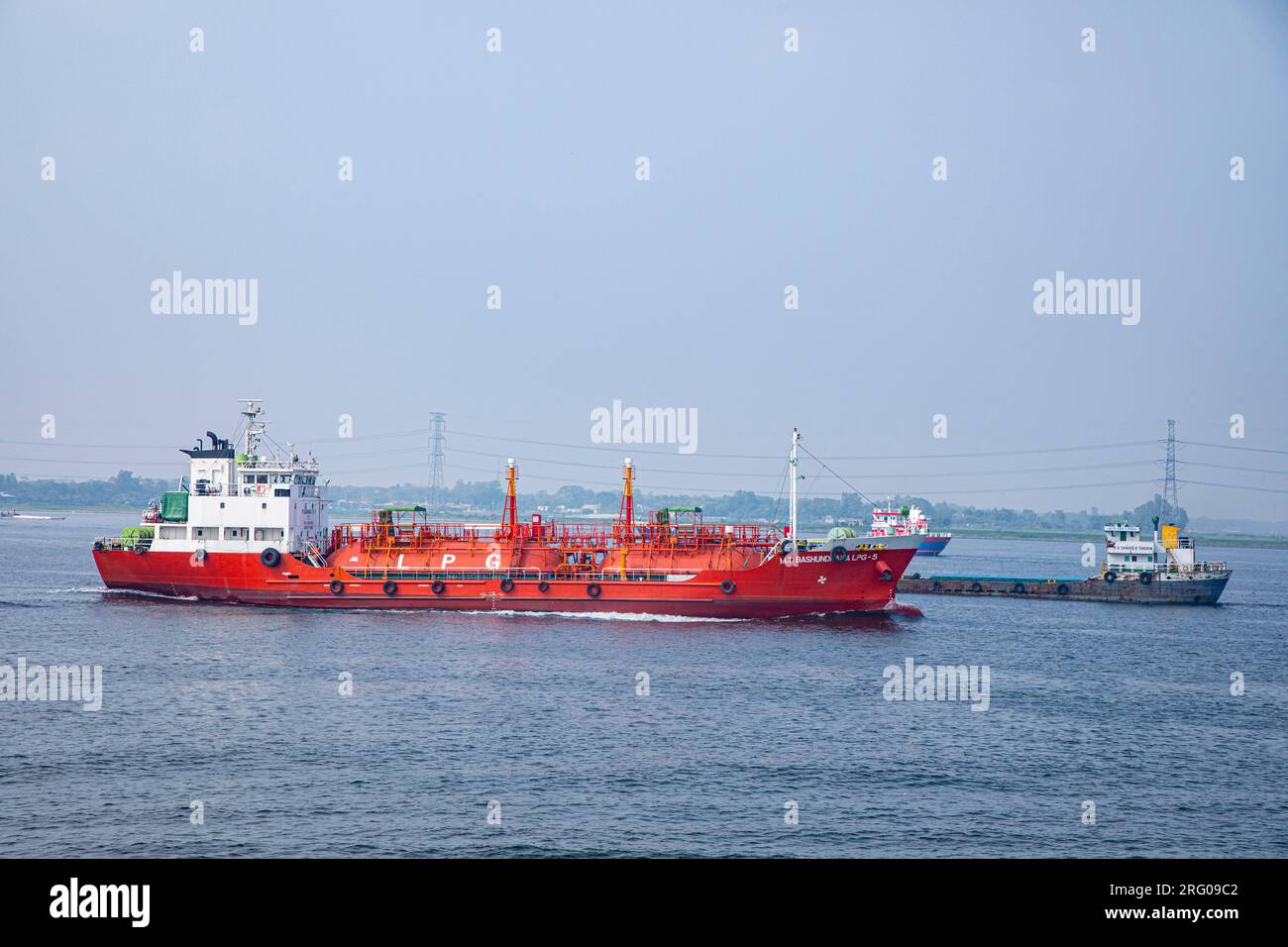 Pétrolier GPL M. T. Bashundhara GPL -5 sur la rivière Meghna. Chandpur, Bangladesh. Banque D'Images