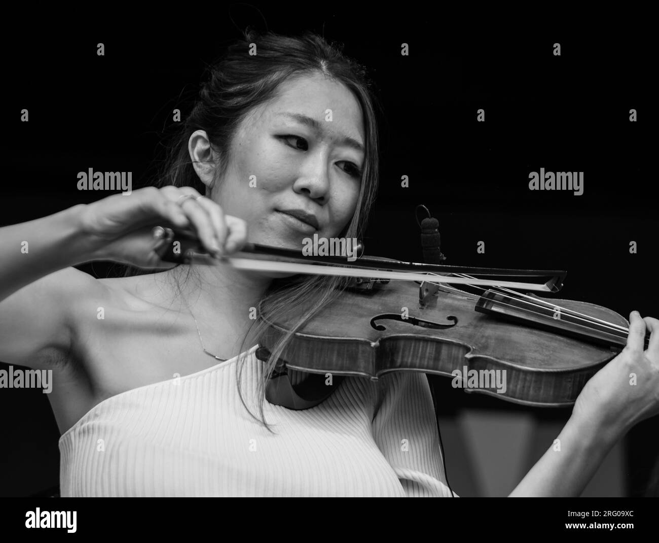 TAMOKO AKABOSHI joue du violon pour MIHO MAZAMA et M UNIT au Monterey Jazz Festival 2021 Banque D'Images