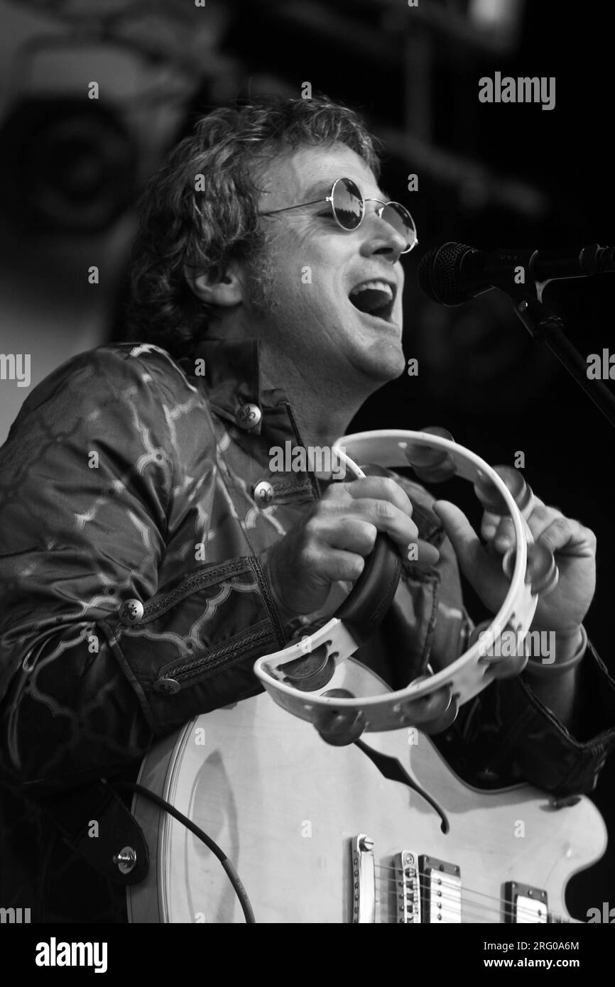 John Lennon et le groupe hommage aux Beatles THE SUN KINGS avec le LIDDYPUDLIAN ORCHESTRA - SUMMER OF LOVE FESTIVAL (MONTEREY POP FESTIVAL 2007), CALIFOR Banque D'Images