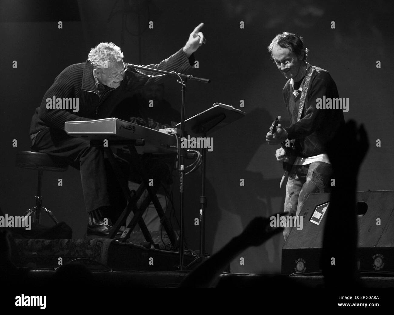 ROBBIE KRIEGER ET RAY MANZAREK SE PRODUISENT AVEC RIDERS OF THE STORM, LA DERNIÈRE INCARNATION DES PORTES - SUMMER OF LOVE FESTIVAL (MONTEREY POP FESTIVAL 2007) Banque D'Images