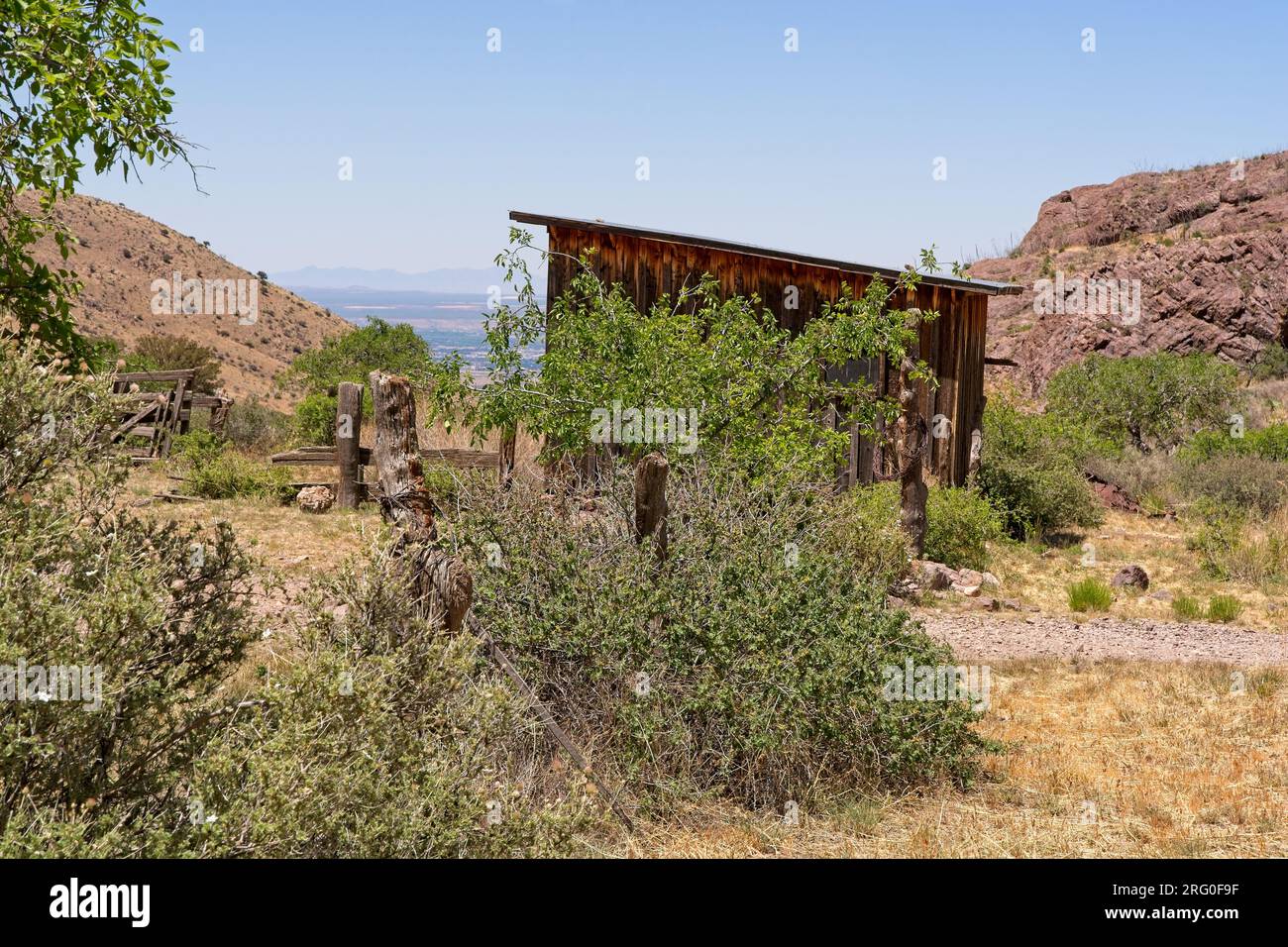 Camp minier abandonné sur les pentes dorées des montagnes Organ au-dessus de la lointaine vallée de Mesilla au Monument national Organ Mountains-Desert Peaks Banque D'Images