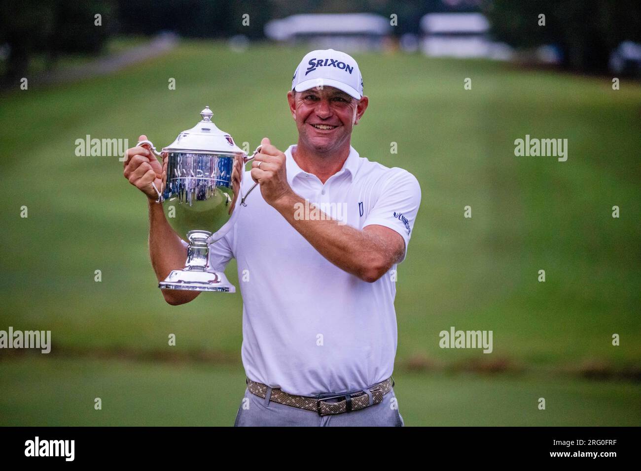 6 août 2023 : Lucas Glover tient la Sam Snead Cup après avoir remporté le Wyndham Championship 2023 au Sedgefield Country Club à Greensboro, en Caroline du Nord. Scott Kinser/CSM Banque D'Images