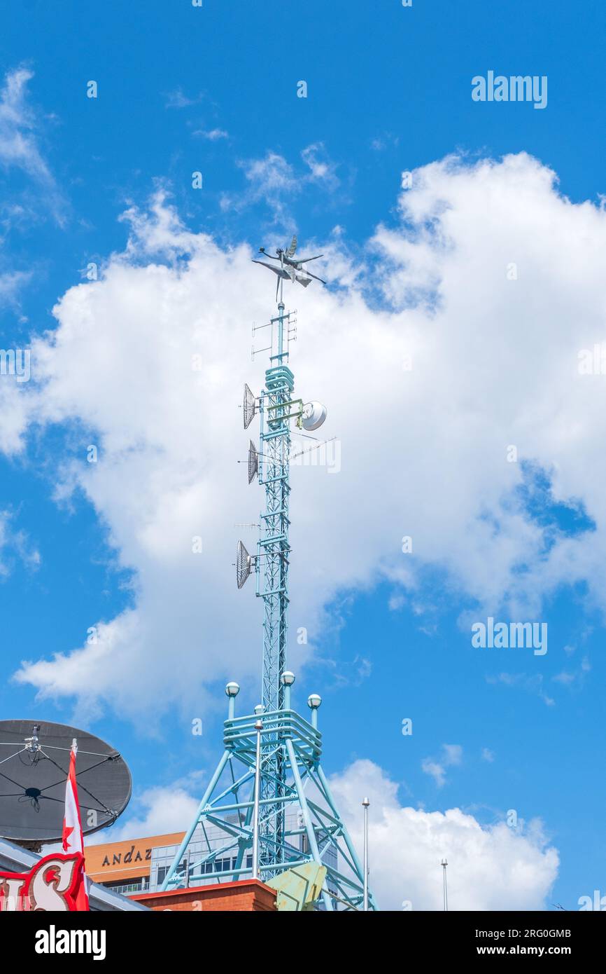 Tour de transmission située au sommet de l'édifice City TV au centre-ville d'Ottawa. Banque D'Images