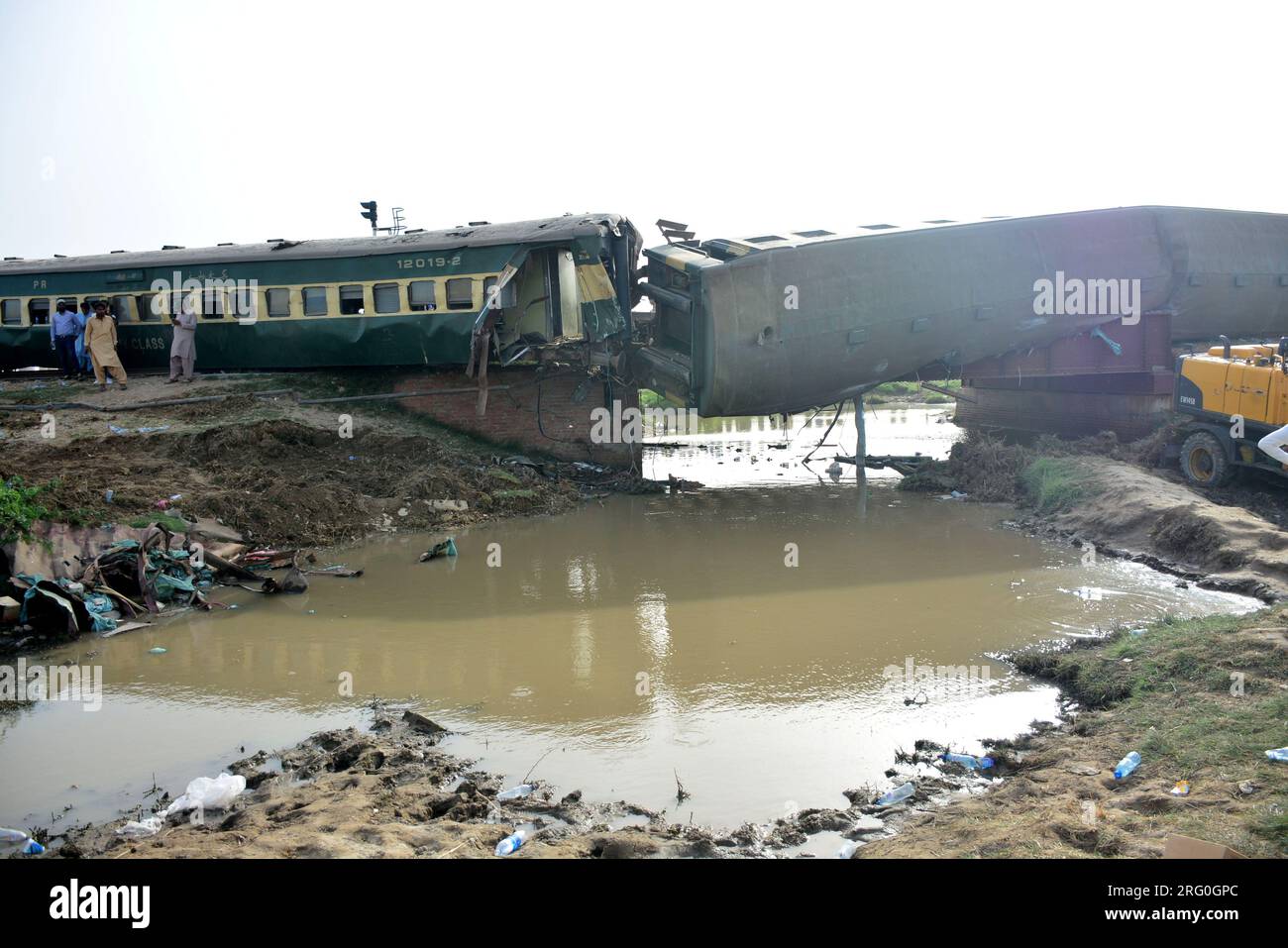 (230807) -- SANGHAR, 7 août 2023 (Xinhua) -- des voitures déraillées d'un train de voyageurs ont été vues dans le district de Sanghar, dans la province du Sindh au sud du Pakistan, le 6 août 2023. Au moins 22 personnes ont été tuées et plus de 50 autres blessées dimanche après le déraillement d'un train de voyageurs dans le district de Sanghar, dans la province du Sindh, au sud du Pakistan. la police locale a déclaré.l'accident a eu lieu lorsque 10 autocars du train Hazara Express ont déraillé alors qu'il traversait un pont de canal près de la ville de Sarhari dans la zone de Shahdadpur du district, Muhammad Younis Chandio, inspecteur général adjoint de la police de la région, tol Banque D'Images