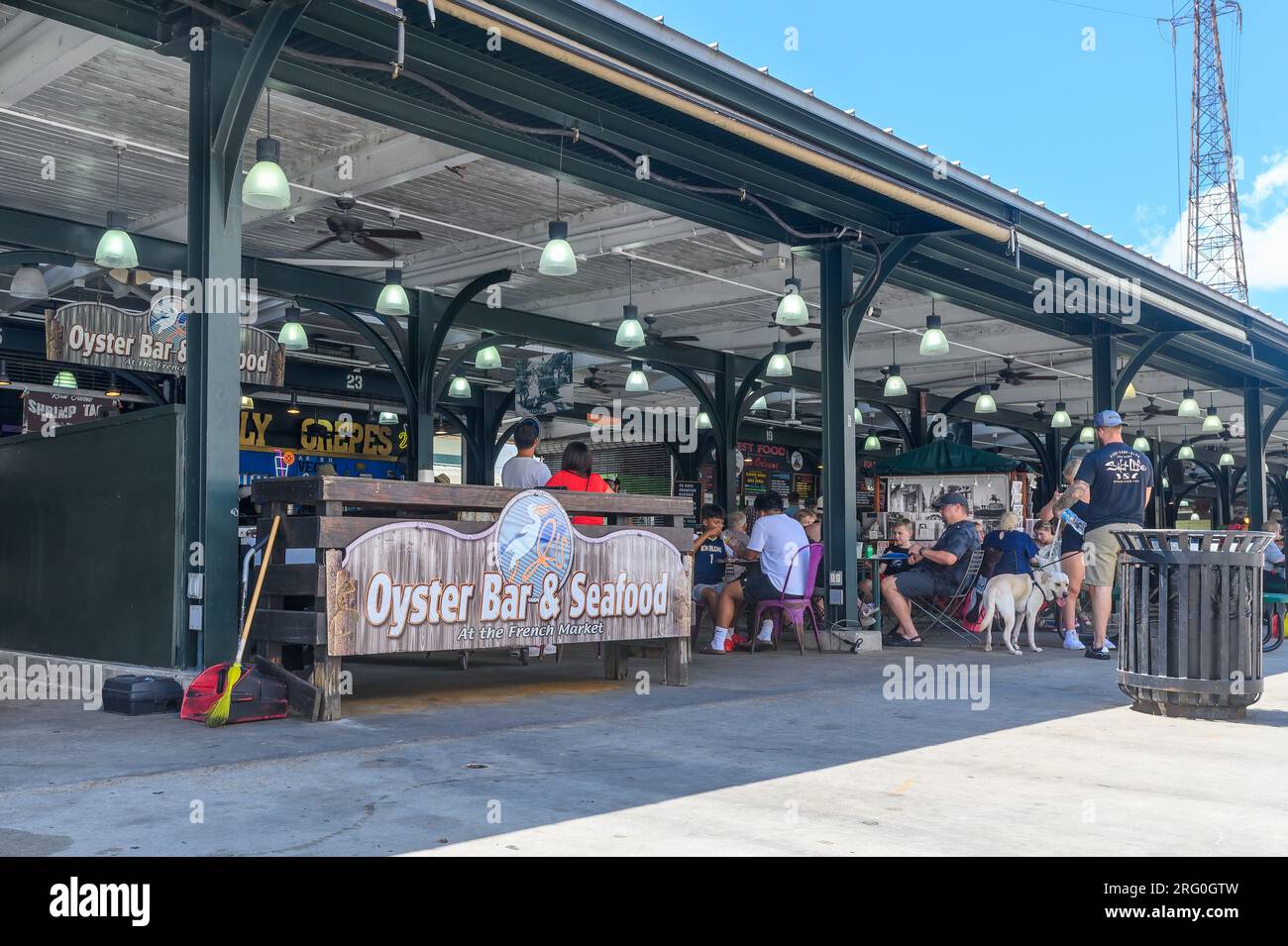 LA NOUVELLE-ORLÉANS, LA, USA - 6 AOÛT 2023 : J's Oyster et fruits de mer au marché français dans le quartier français Banque D'Images