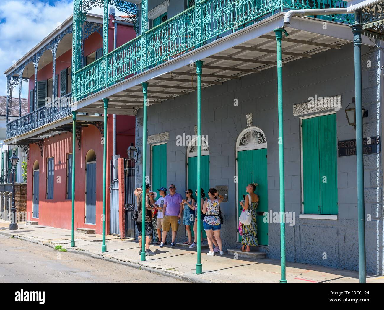 LA NOUVELLE-ORLÉANS, LA, USA - 6 AOÛT 2023 : visite du groupe sous la galerie du bâtiment historique Felton Arms sur Chartres Street dans le quartier français Banque D'Images
