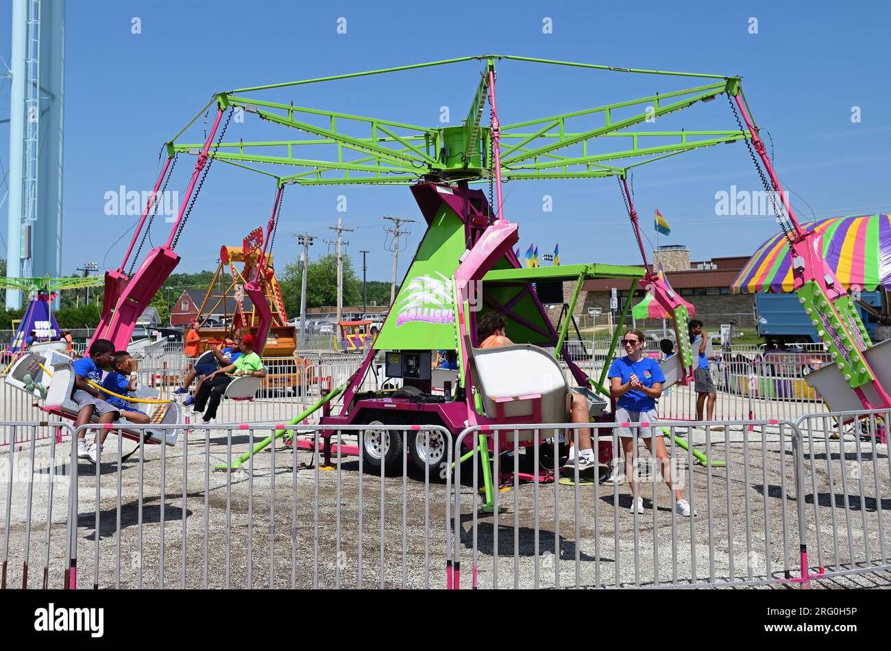Wheaton, Illinois, États-Unis. Malgré des températures très élevées, le carnaval ou les manèges sont toujours populaires auprès des enfants comme ce fut le cas au DuPage County Banque D'Images