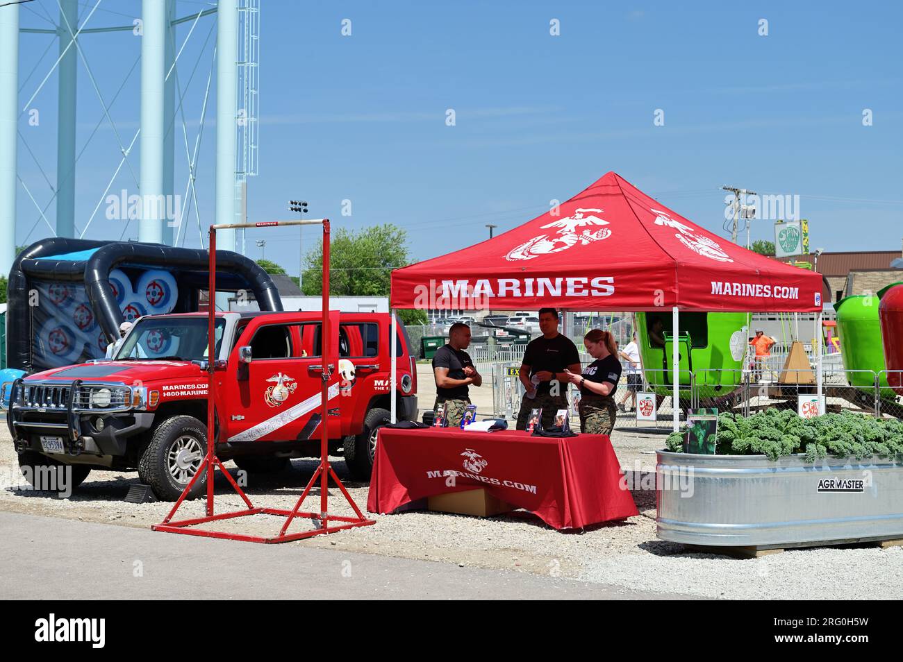 Wheaton, Illinois, États-Unis. Le corps des Marines des États-Unis participe à la foire du comté de DuPage pour fournir des informations sur les possibilités de carrière. Banque D'Images